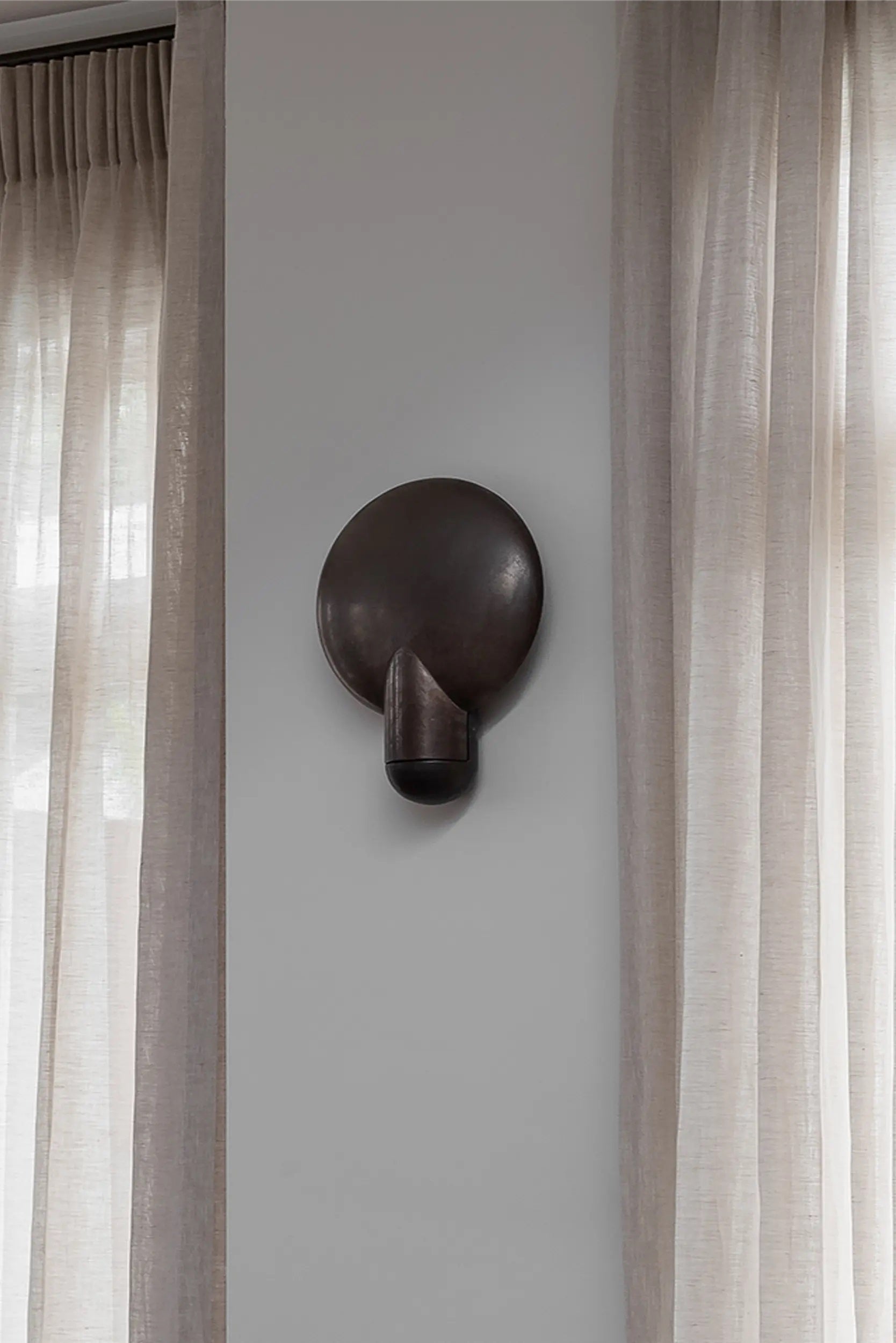 Blackened Surface Wall Sconce by Henry Wilson
Dimensions: W 30 x D 11 x H 40 cm
Materials: Blackened bronze.

Available in blackened, bronze, aluminum, blackened and travertine, blackened and black travertine.

An ambient, sculptural light