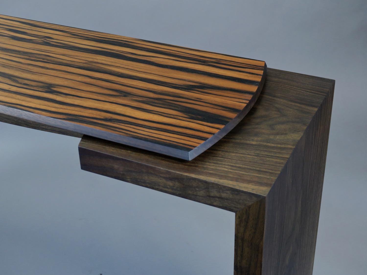 Moderne Banc en noyer noirci et bubinga figuré de Thomas Throop/Noir Creek Designs en vente