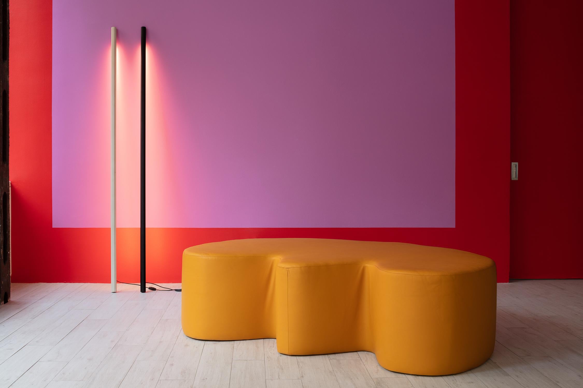 Escultura de luz LED en línea de nogal ennegrecido en venta 3