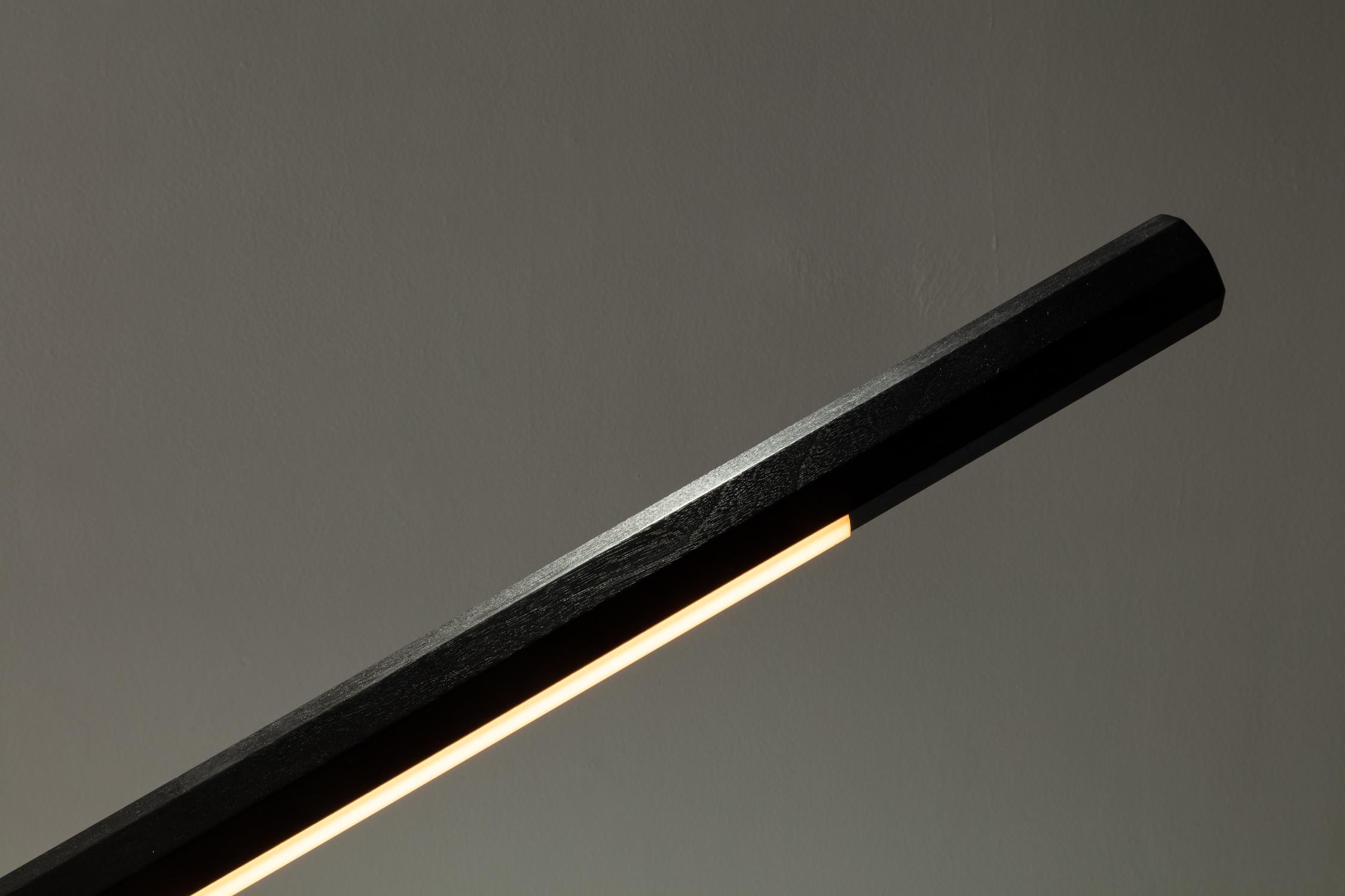 Escultura de luz LED en línea de nogal ennegrecido Carpintería en venta