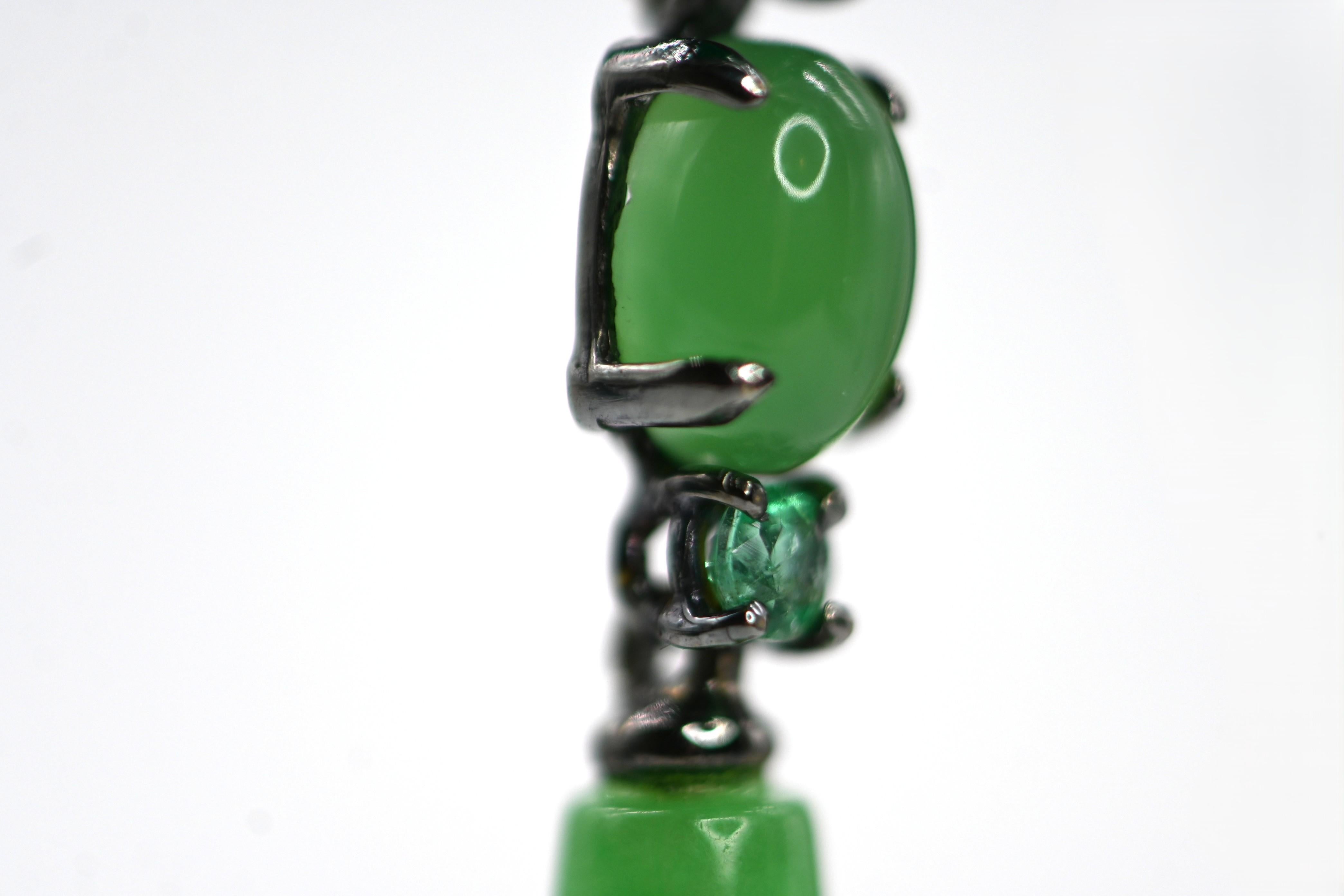 Taille ronde Blackened White Gold Drop Earrings with Jade, Agate, and Cabochon Emeralds en vente