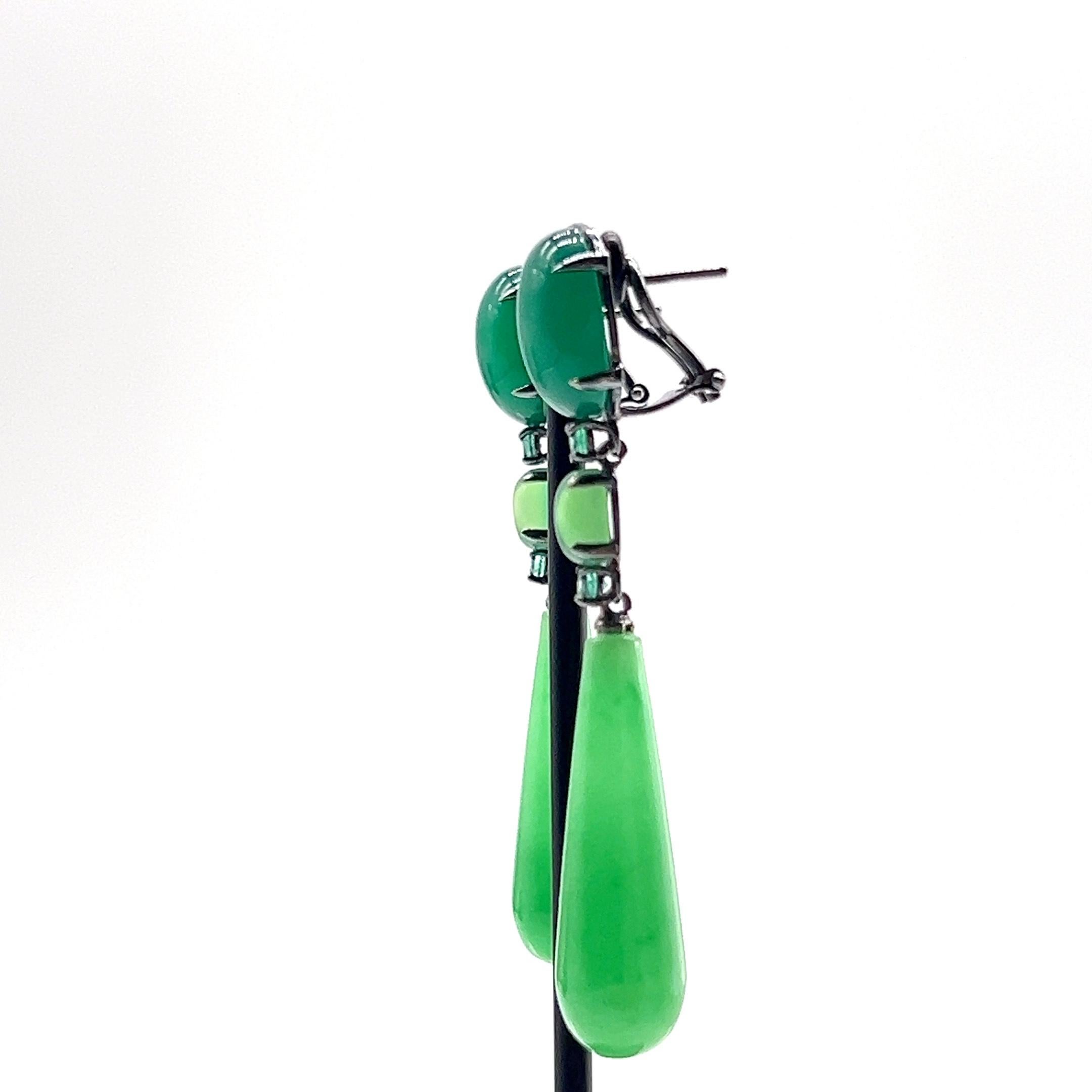 Blackened White Gold Drop Earrings with Jade, Agate, and Cabochon Emeralds en vente 1