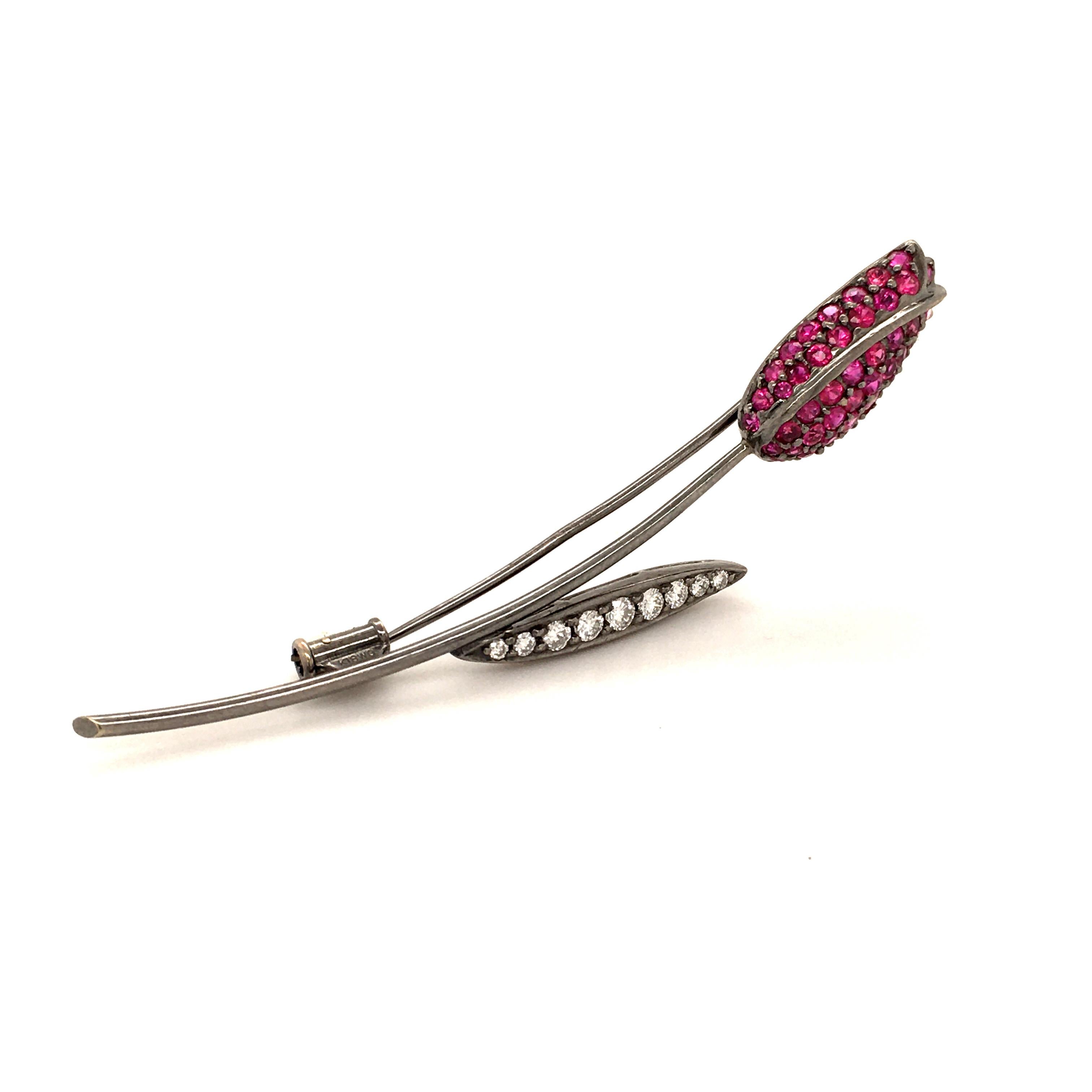 Elegant Tulip brooch in blackened white gold 18 Karat – meaning the piece of jewellery is plated with a black rhodium finish to give it it’s dark look. The petals are carefully set with 53 brilliant-cut, vibrant red rubies totalling 2.70 ct.