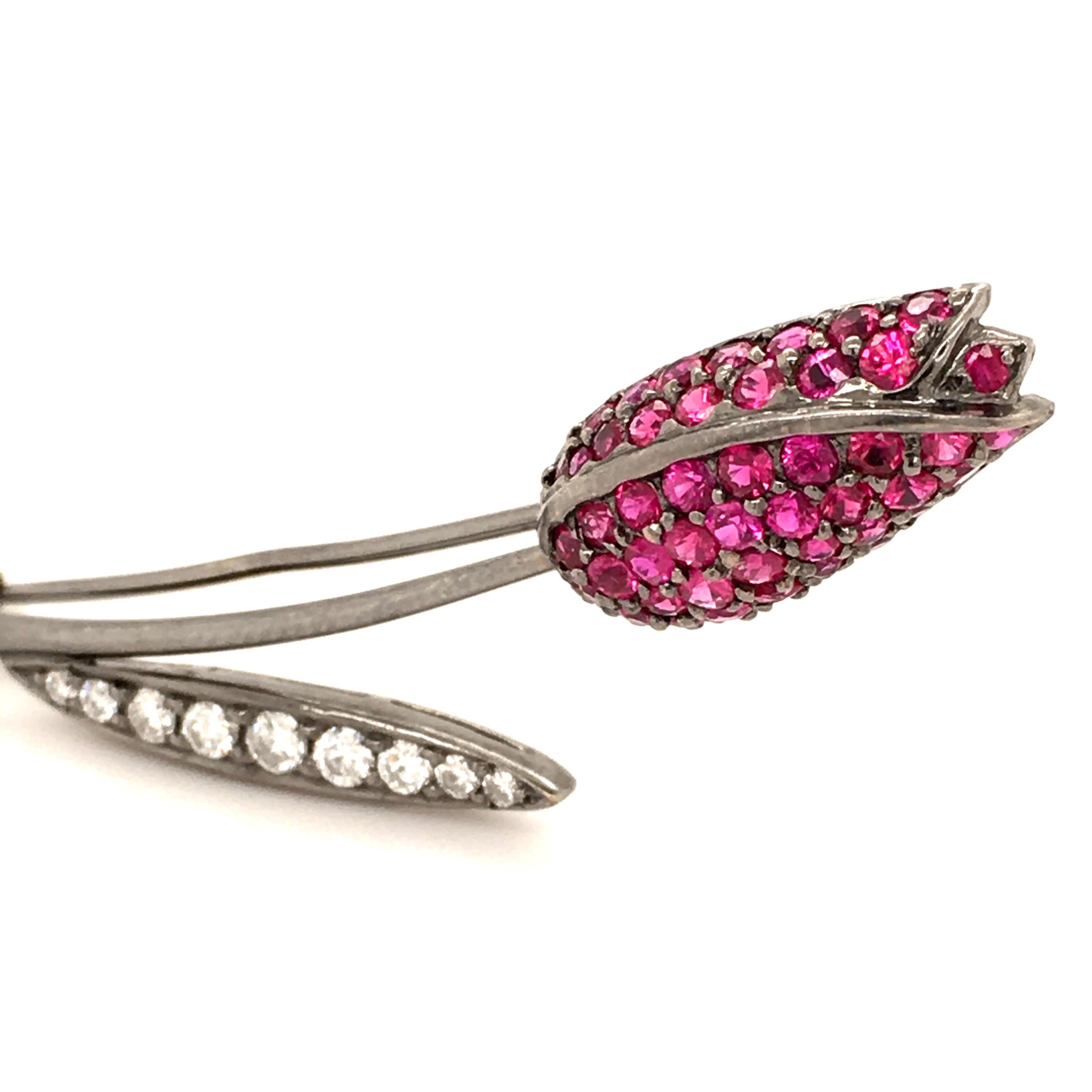 Moderne Broche tulipe en or blanc noirci, rubis et diamants en vente