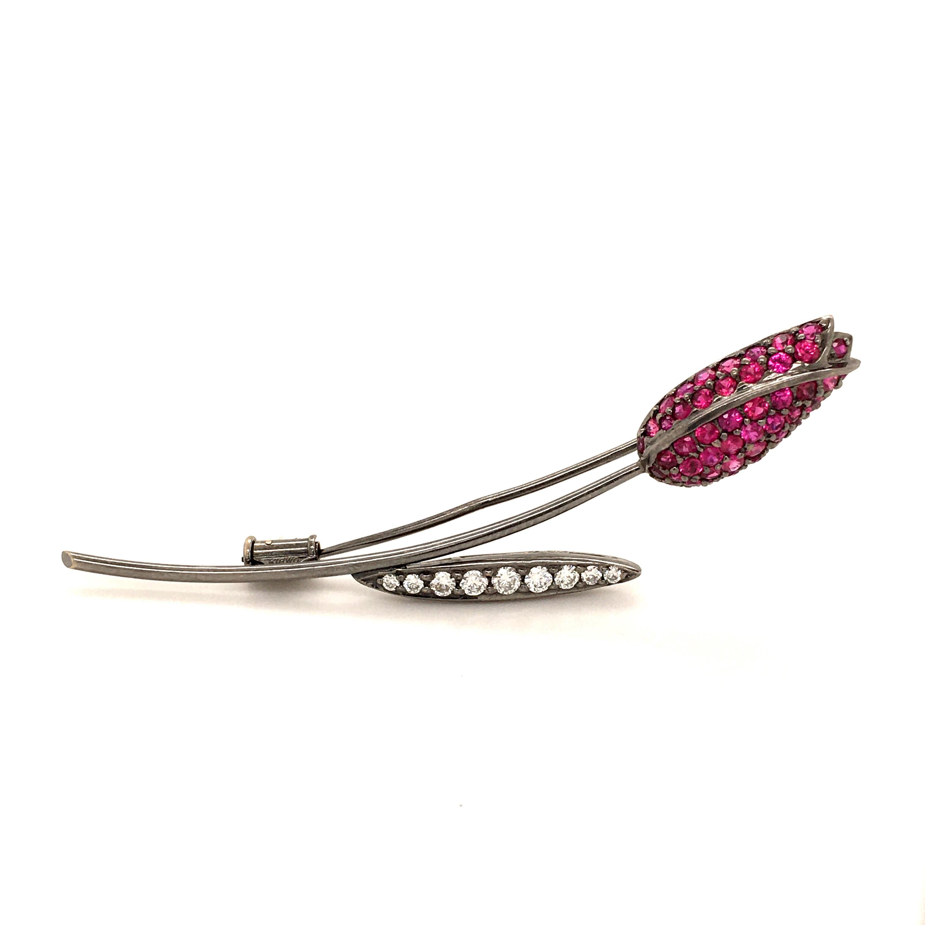 Taille brillant Broche tulipe en or blanc noirci, rubis et diamants en vente