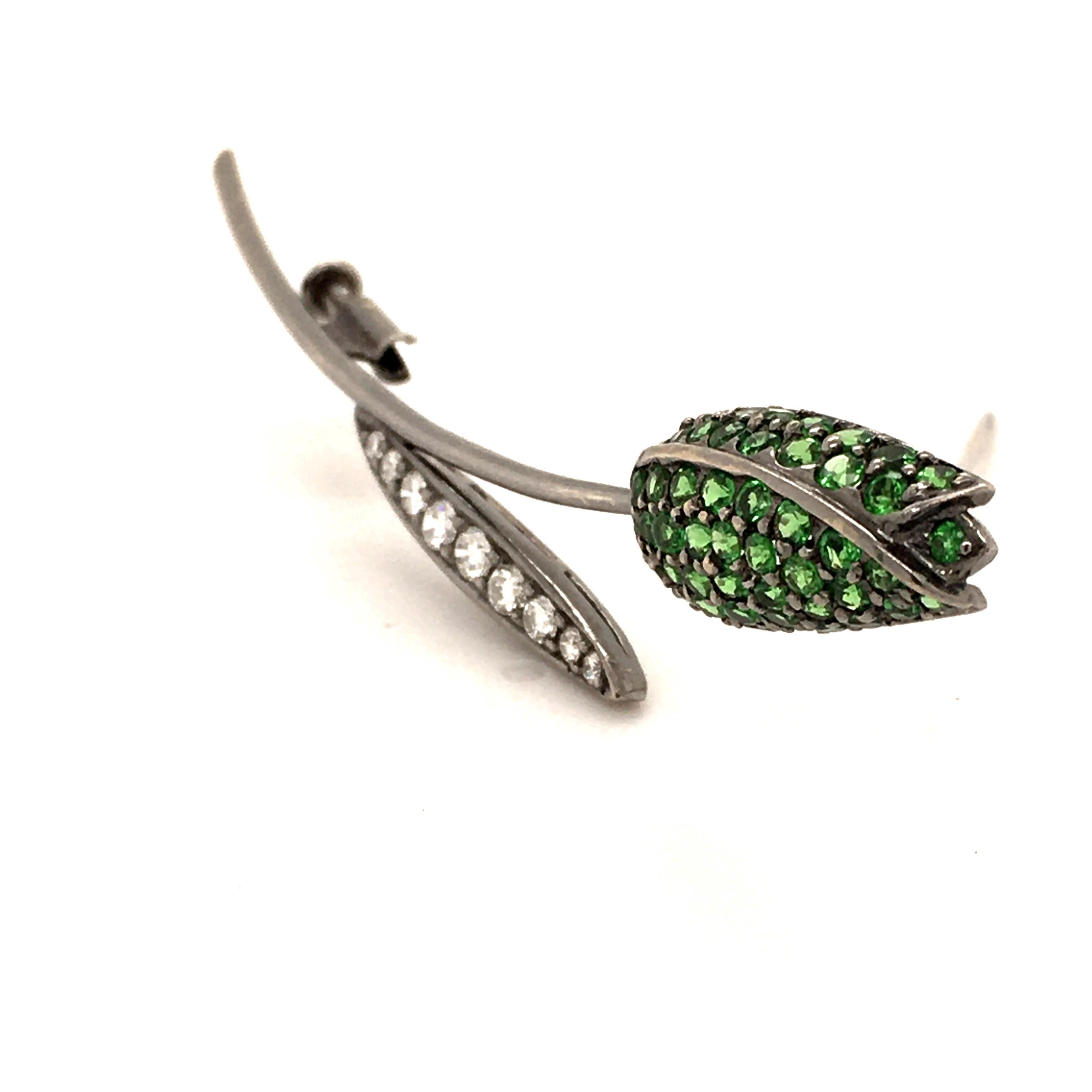 Elegant Tulip brooch in blackened white gold 18 Karat – meaning the piece of jewellery is plated with a black rhodium finish to give it it’s dark look. The petals are carefully set with 53 brilliant-cut, vibrant green tsavorites totalling 2.70 ct.