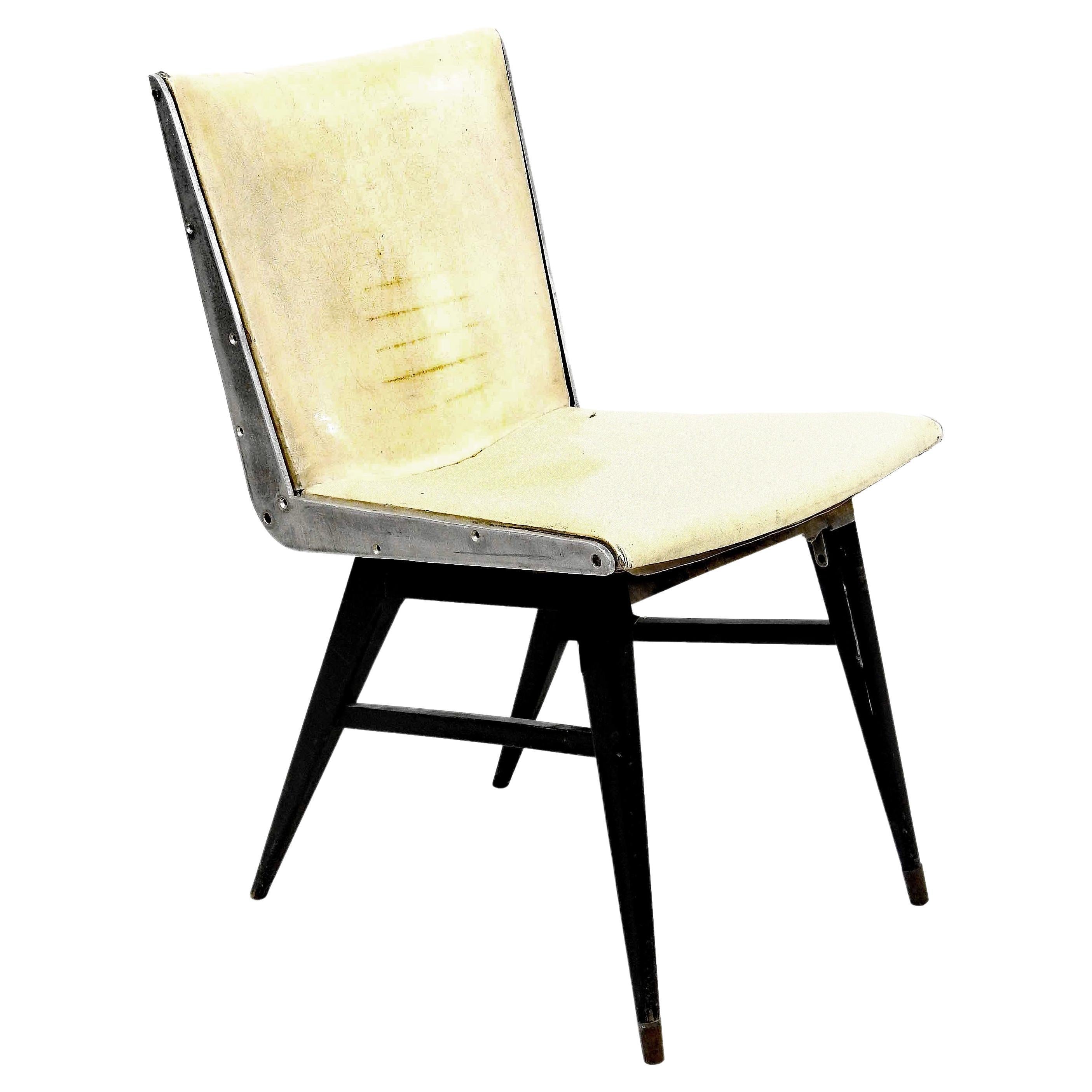 Chaise en bois noirci et aluminium dans le style de Jens RISOM. 