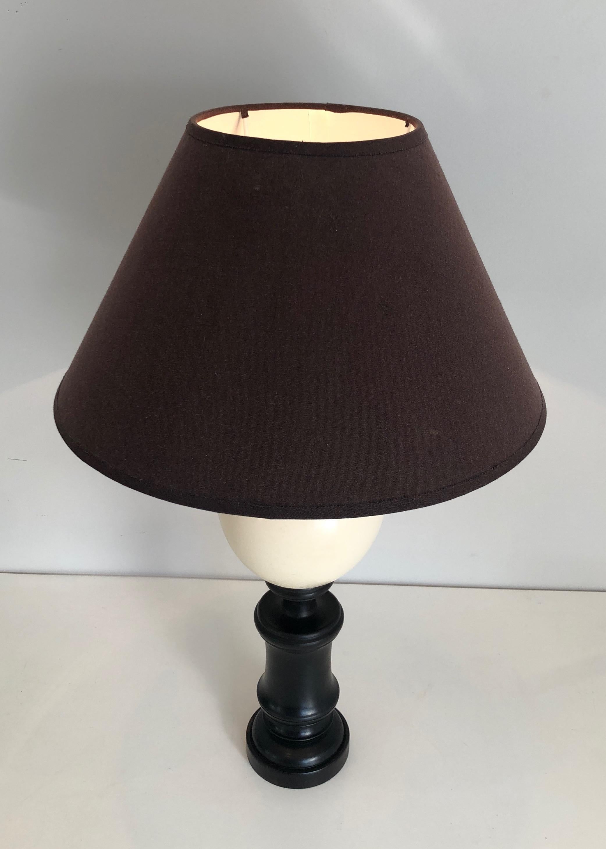 Blackened Wood and Ostrich Eggshell Table Lamp, French Work, Circa 1970 In Good Condition For Sale In Marcq-en-Barœul, Hauts-de-France