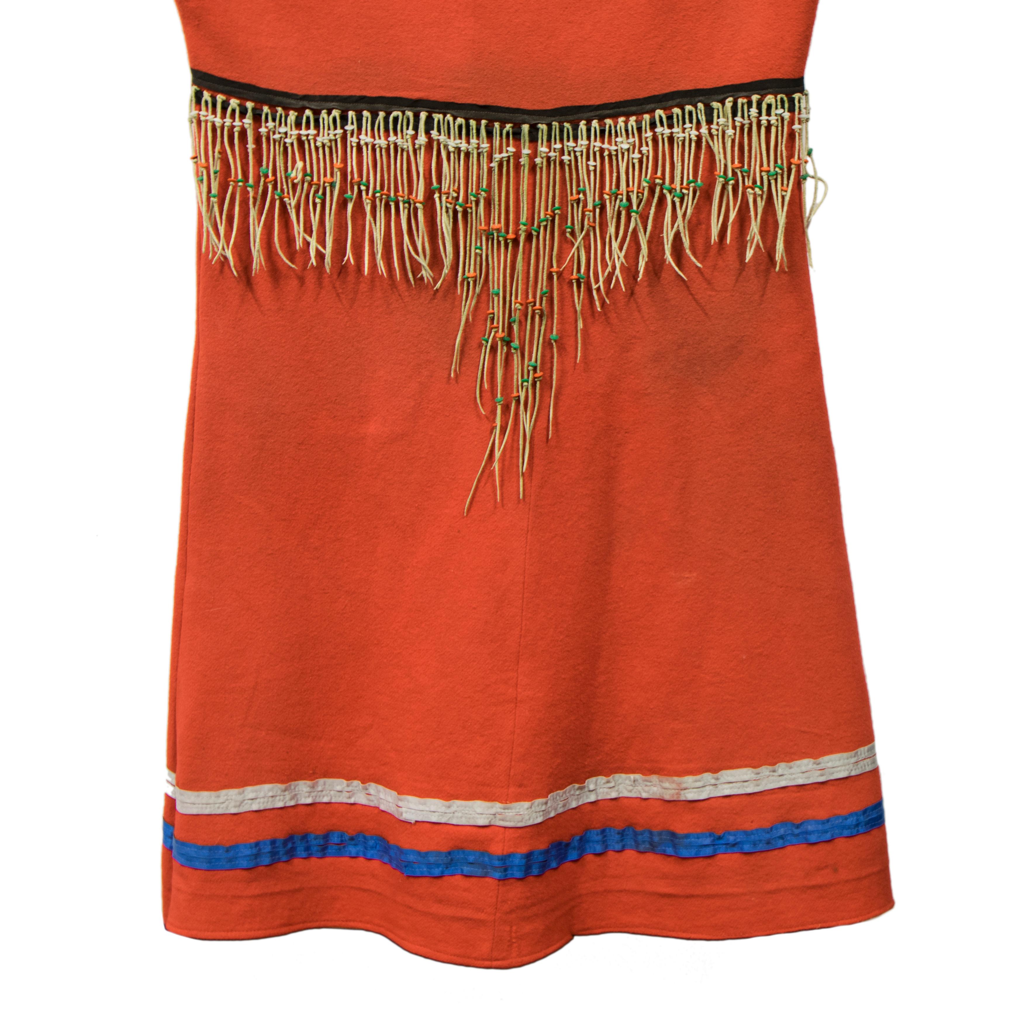 Schwarzes Kleid der amerikanischen Ureinwohner (Indigene Kunst (Nord-/Südamerika)) im Angebot
