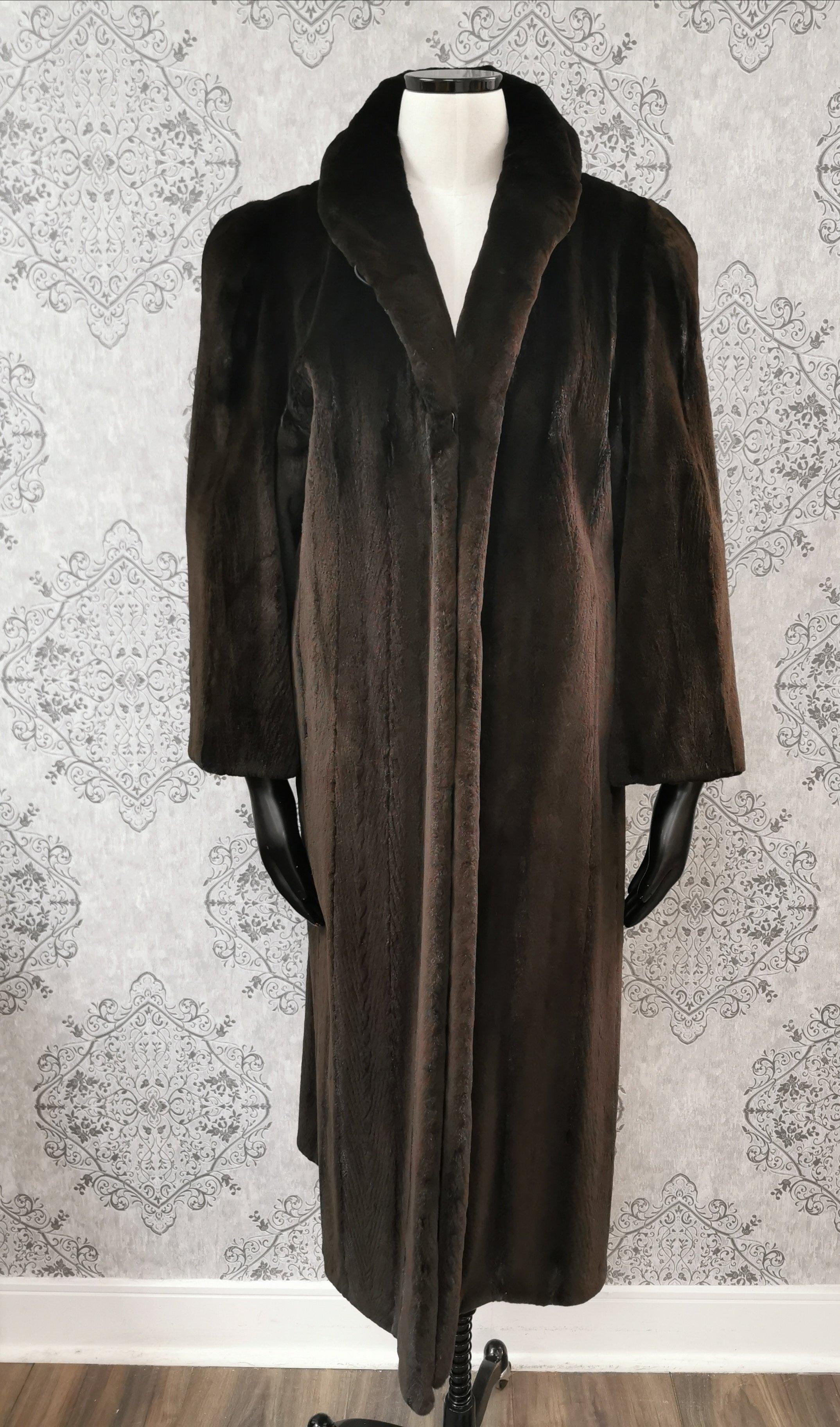 Brand New Blackglama Ranch Sheared Mink Full length Stroller Fur Coat  (Size 14 - Large)

Made in Luxurious Ranch mink, short collar with a large coat button, additional closure with eyes and hooks, two side slit pockets and a black satin full