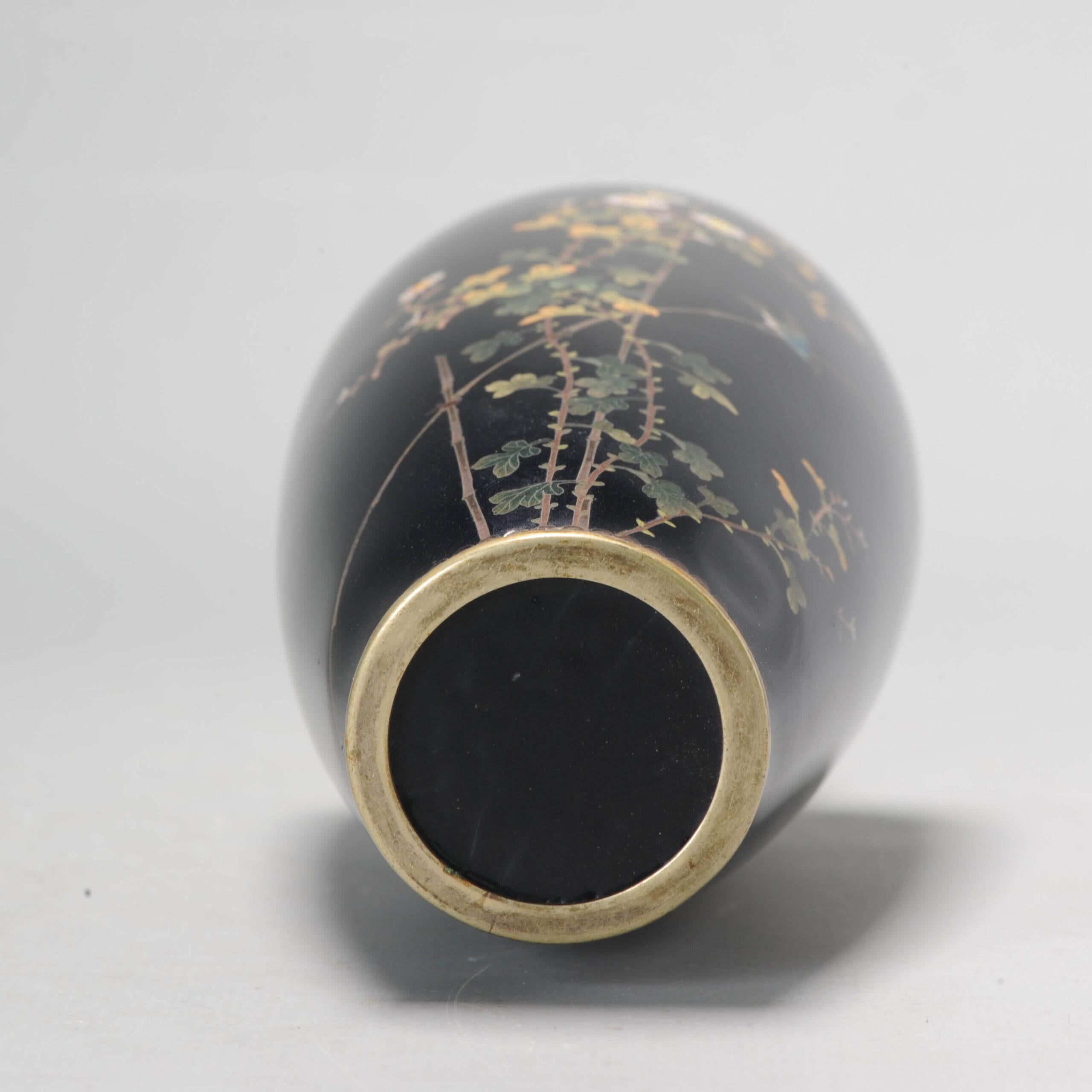 Giapponese Vaso a fondo nero con fiori e uccelli smalto cloisonné Epoca Meiji, XIX sec. in vendita