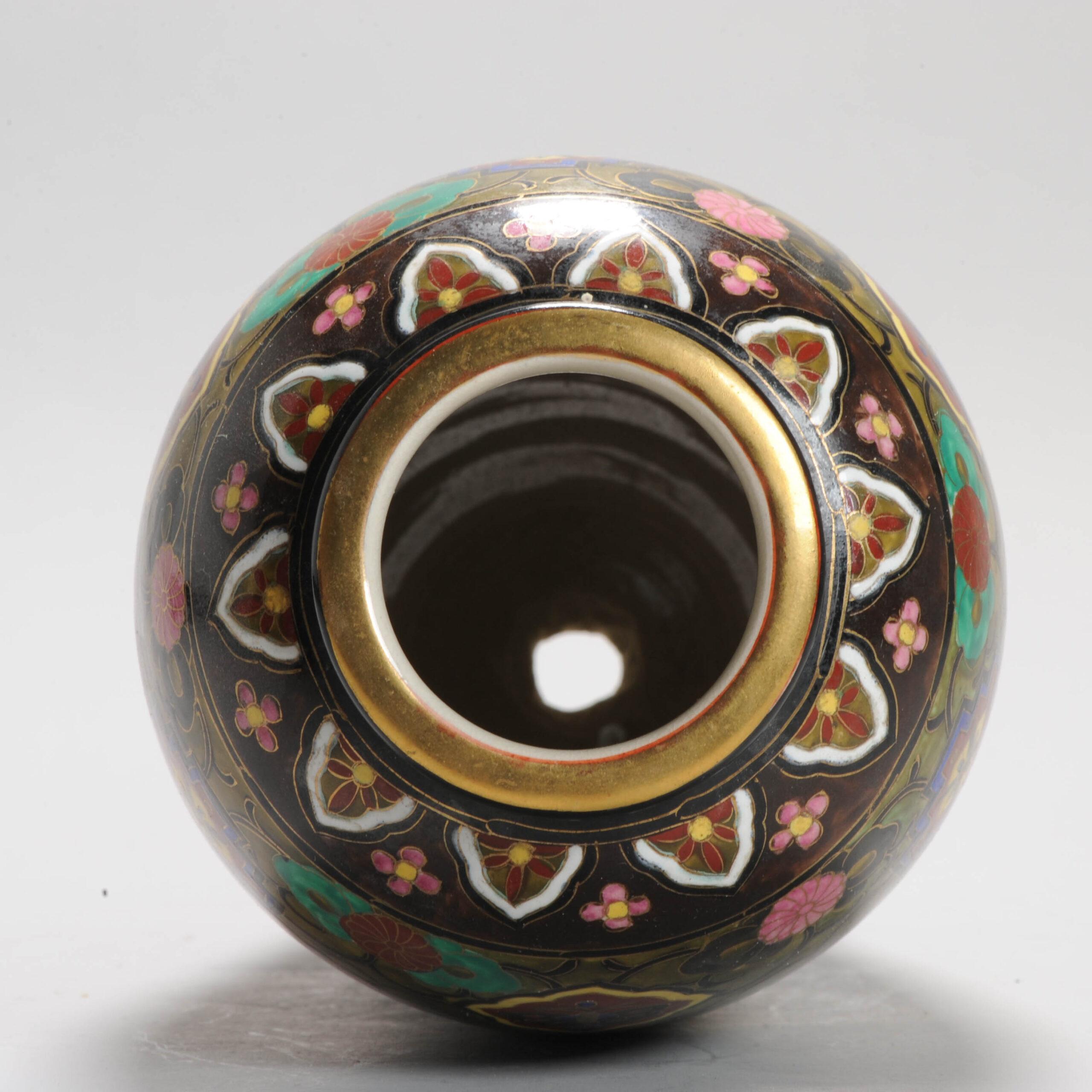 Japonais Vase à fond noir avec fleurs Oiseau Dragon Style cloisonné Ere Meiji, 1868-1912 en vente