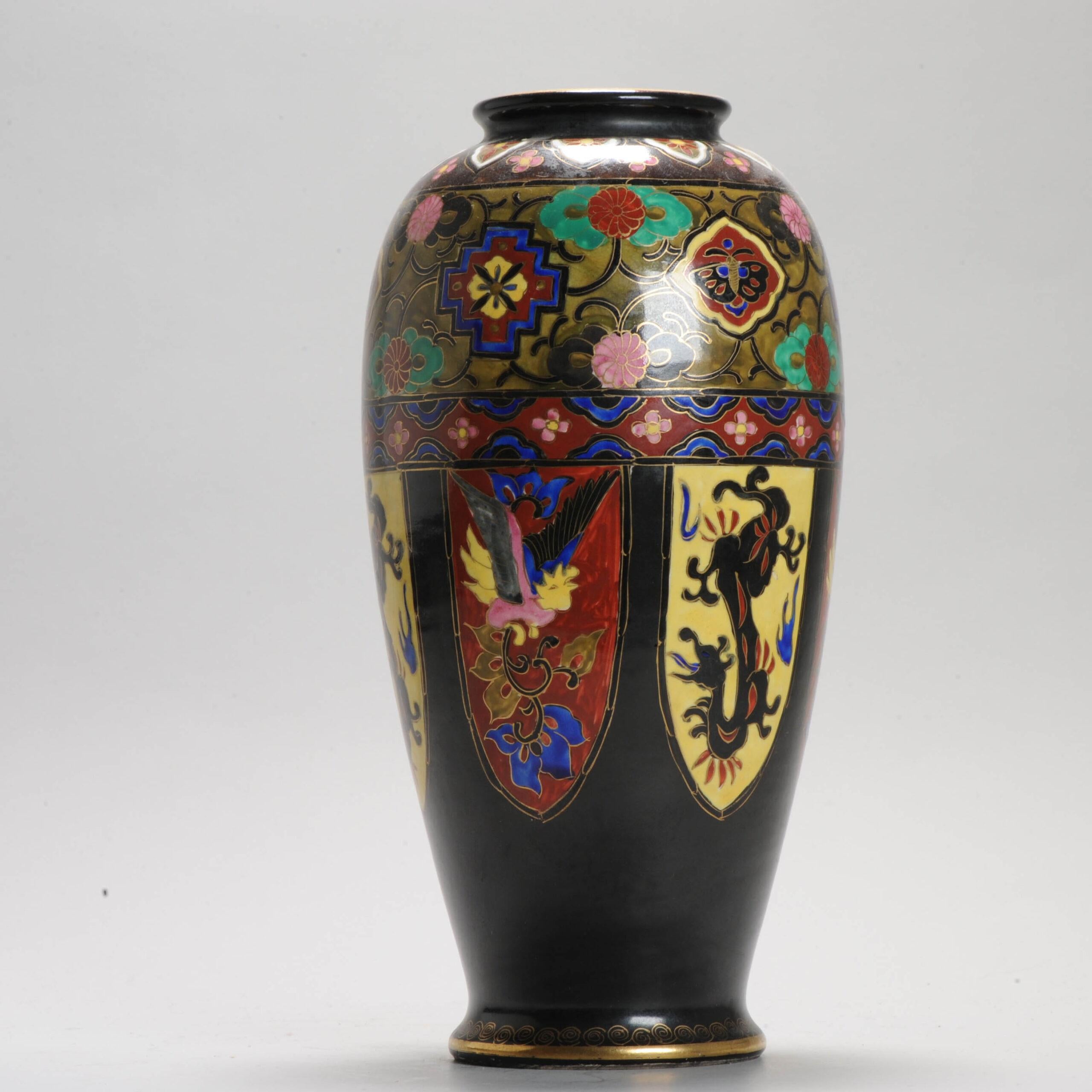 Vase à fond noir avec fleurs Oiseau Dragon Style cloisonné Ere Meiji, 1868-1912 Bon état - En vente à Amsterdam, Noord Holland
