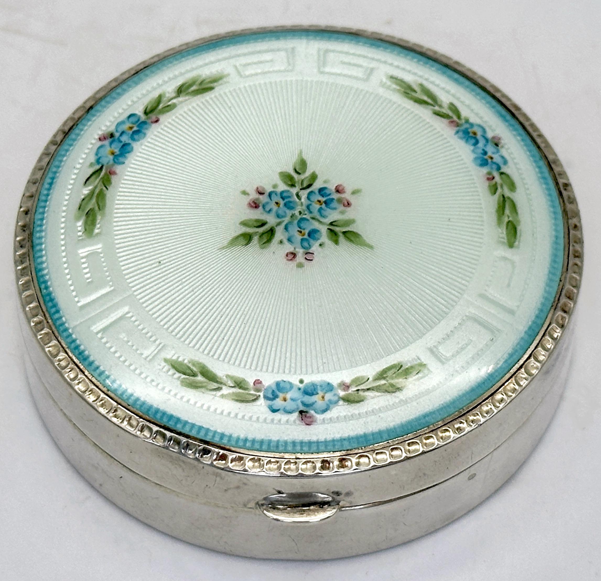 Boîte en argent et émail guilloché Blackington avec couvercle en miroir, vers 1920

Une boîte lumineuse en argent sterling et en émail guilloché avec un couvercle en miroir, fabriquée par l'entreprise réputée R. Blackinton & Co. d'Attleboro,