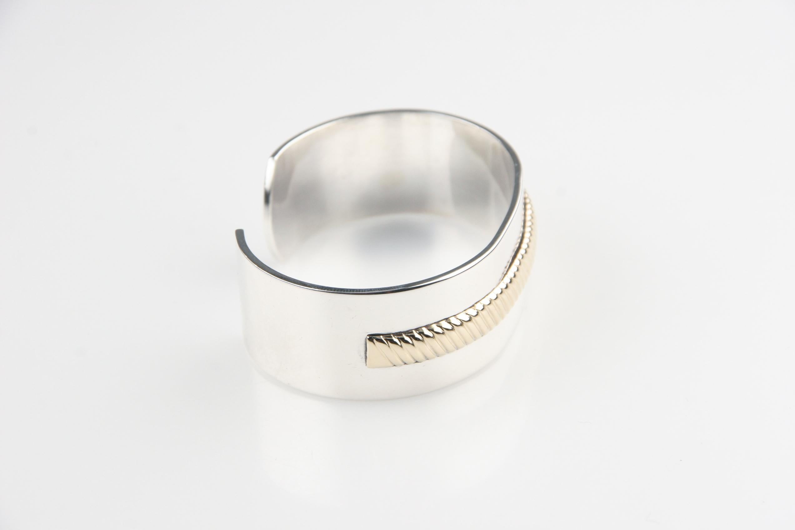 Il s'agit d'un très rare bracelet Blackington vintage qui combine l'argent 925 et l'or 14K. Il pèse 41,2 grammes et mesure 1,5 cm de large pour 1,5 cm de long (convient à un poignet d'environ 1,5 cm et peut probablement être étiré un peu). Cette