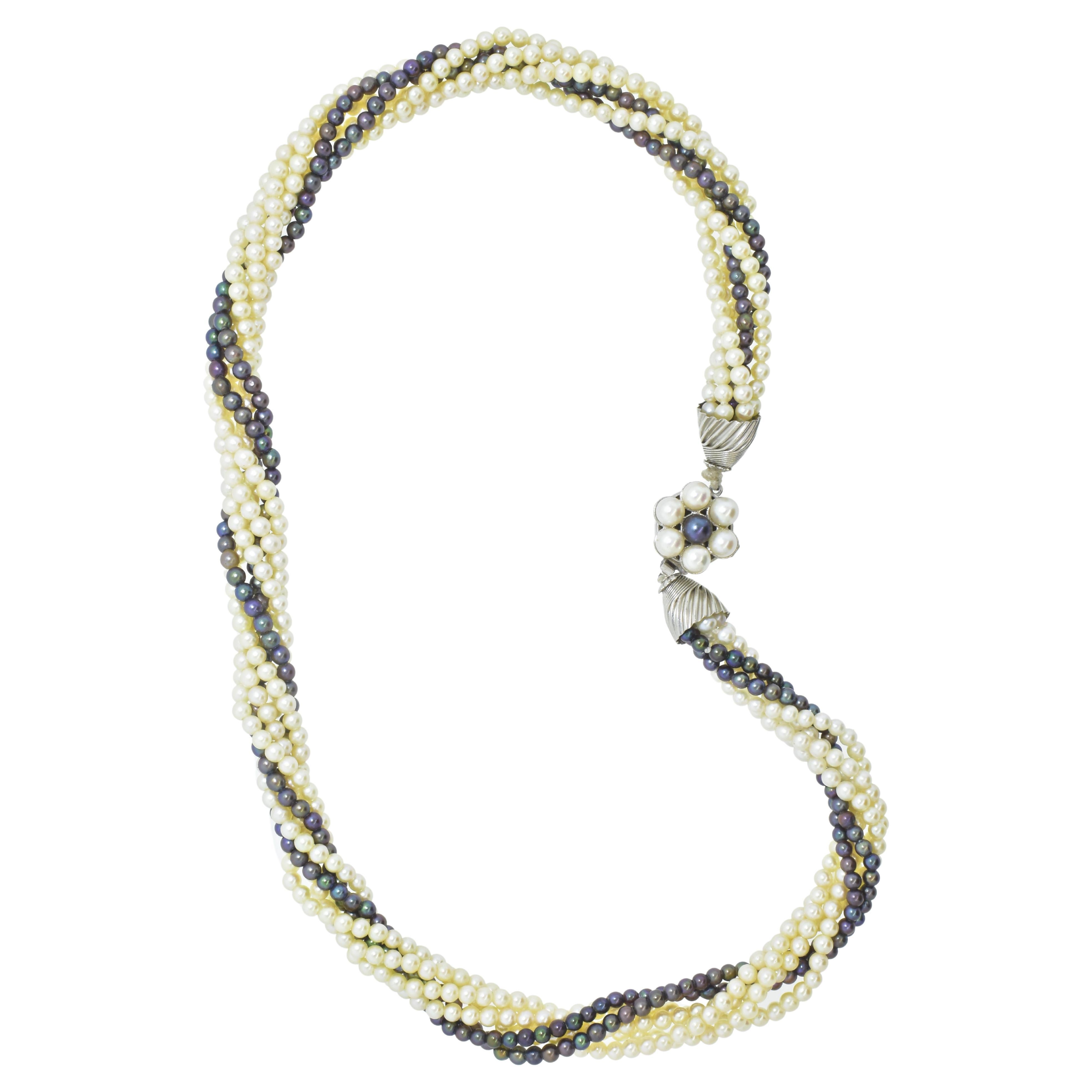 Collier de perles noires et blanches et d'or blanc