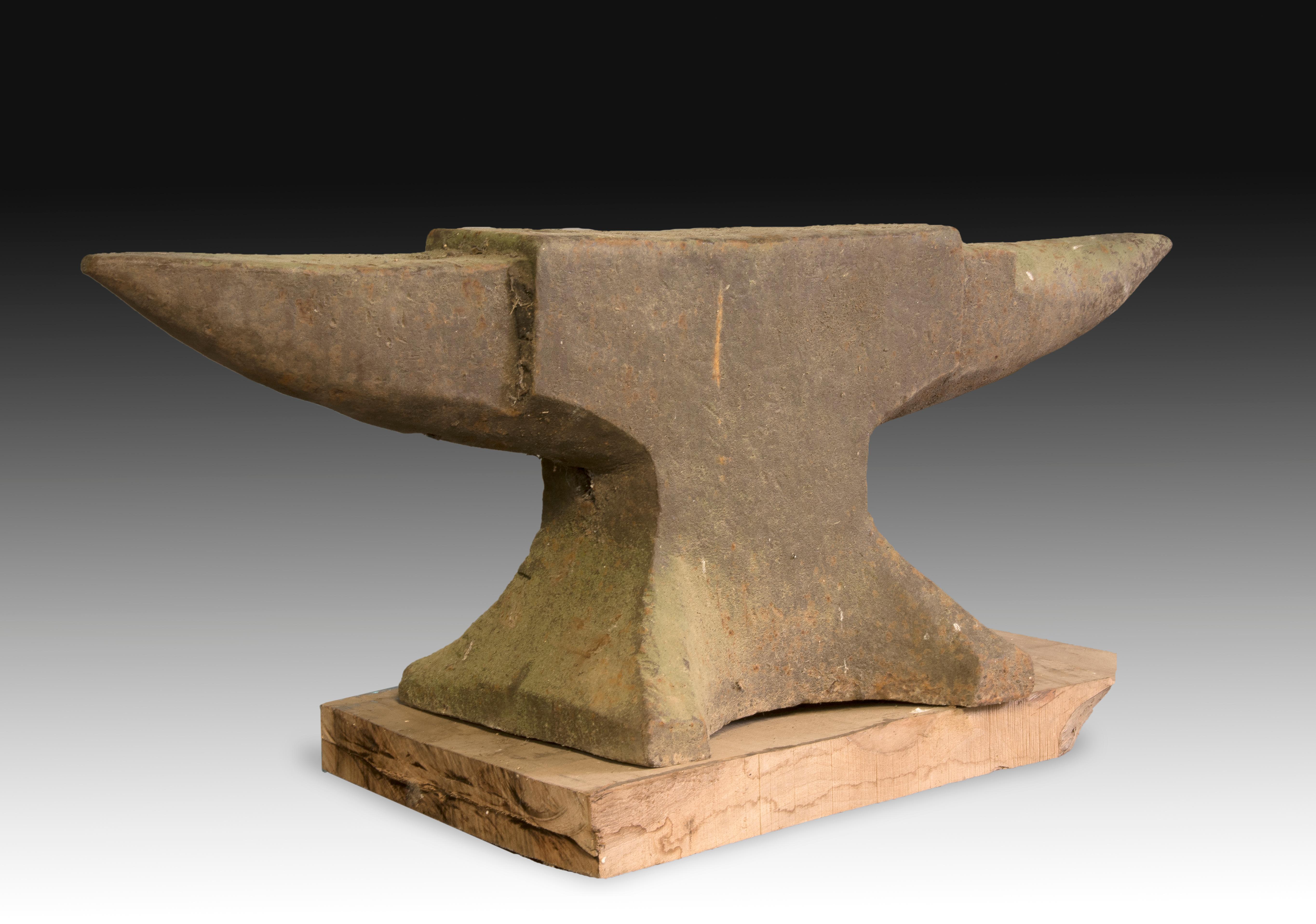 Anvil with a double Horn (one round and one with a sharp edge, both worn by use) without a trap, of the type usually used in ironworks. This type of tools, which usually lack decorative elements for their utilitarian function, can already be found