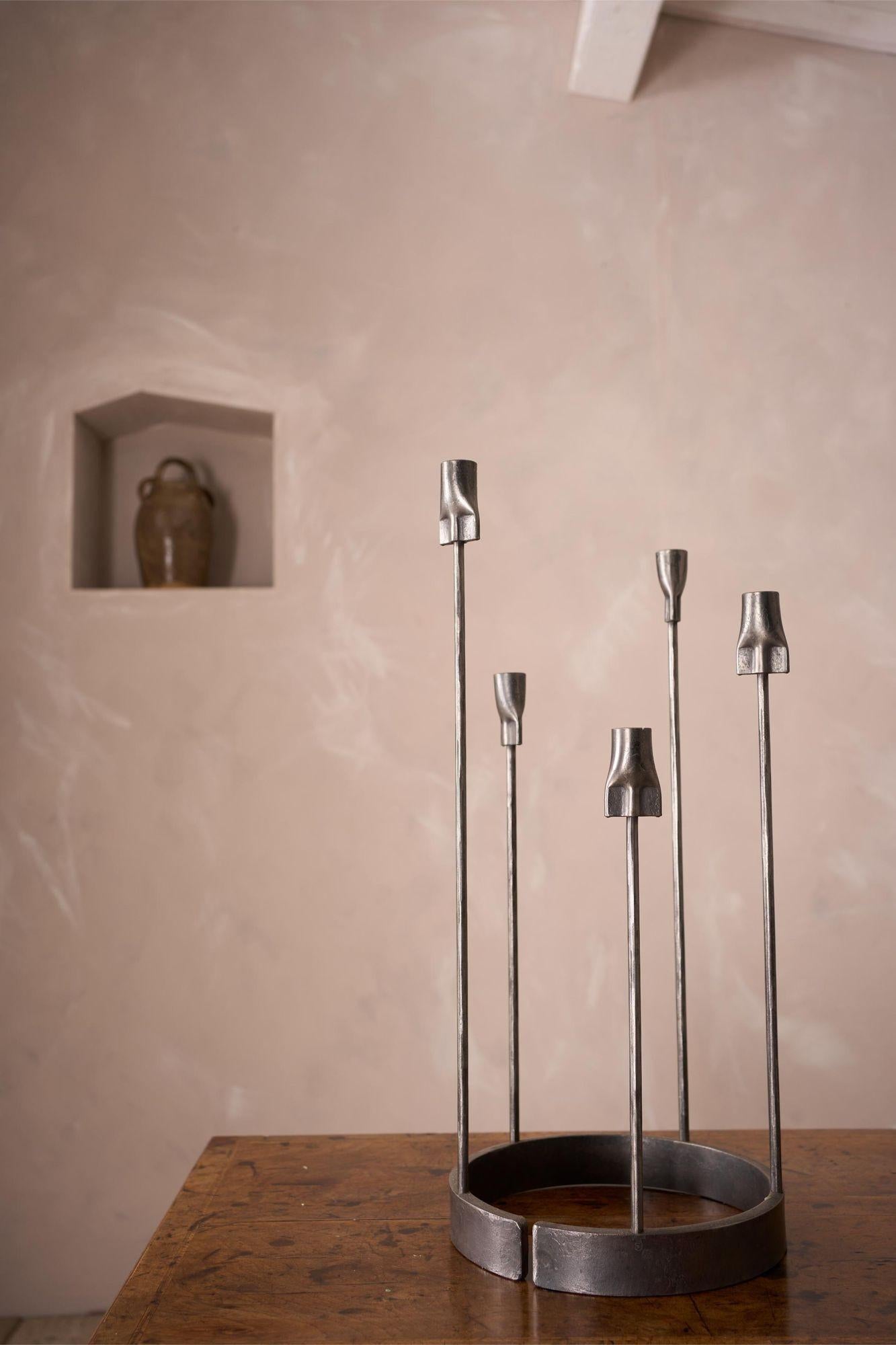 Estos preciosos candelabros han sido fabricados a medida para nosotros por un herrero galardonado de Yorkshire.
Están hechas de acero forjado y batido a mano, y han adquirido una pátina impresionante que sólo mejorará con el tiempo.
El diseño se