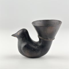 Vase en forme d'oiseau en faïence noire