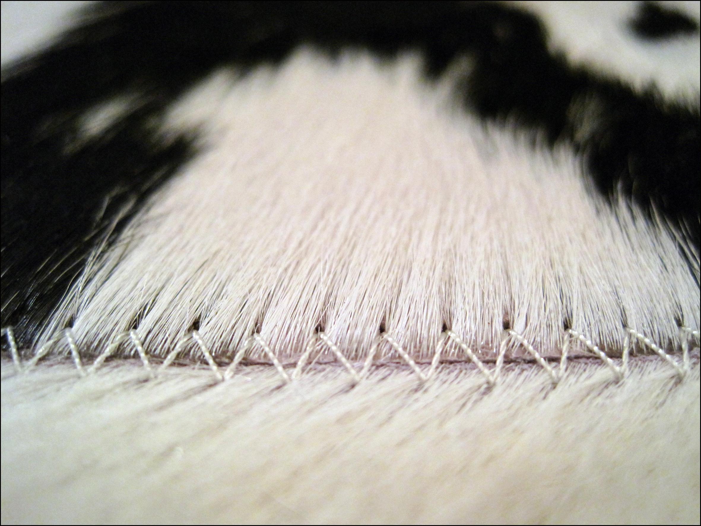 Schwarz-weißer, grafischer, anpassbarer Buenos Aires Rindsleder-Teppich XX-Large mit kühner Grafik (Art déco) im Angebot
