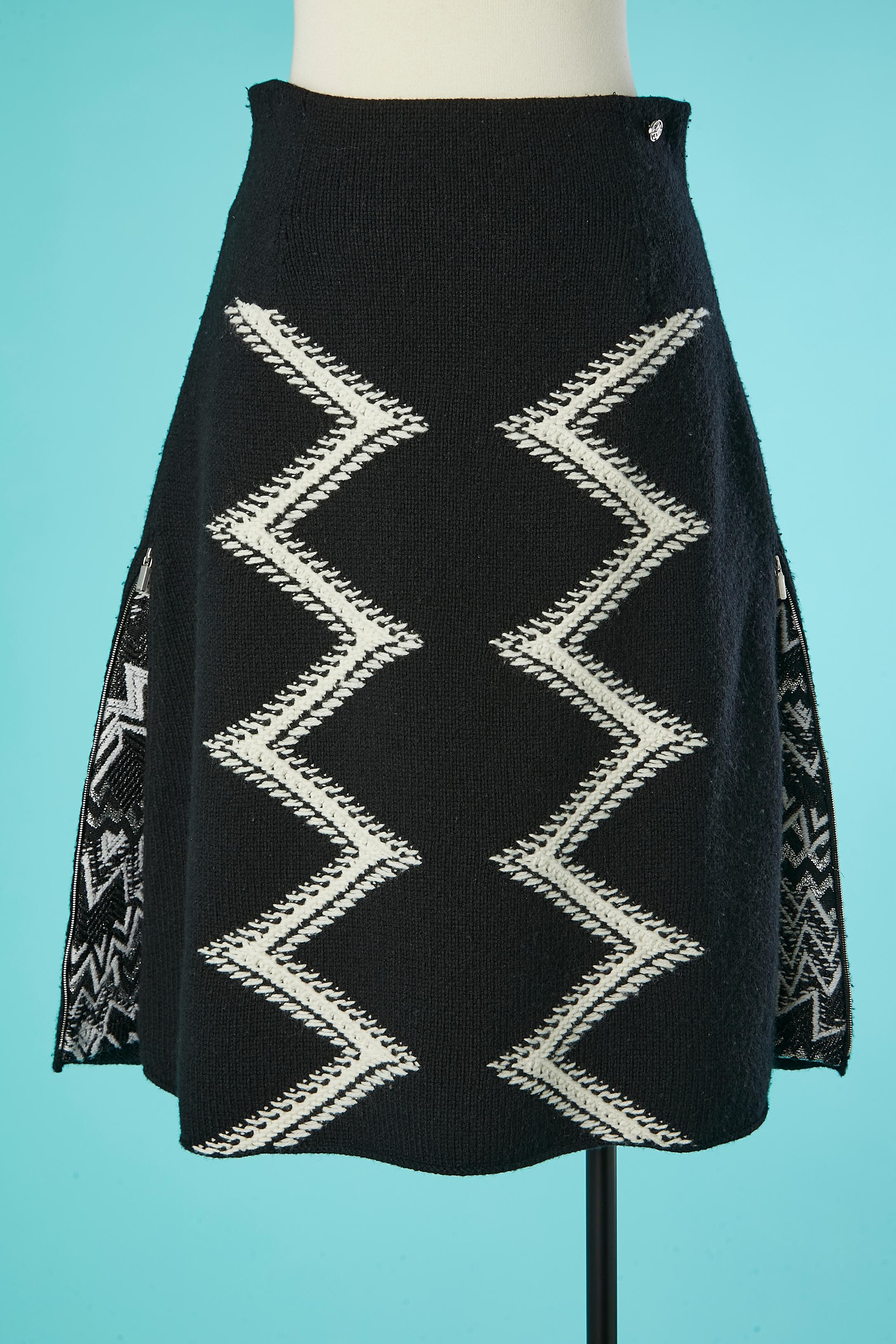 Black&white cashmere knit skirt with zip on both side and graphic lining Chanel  For Sale 3