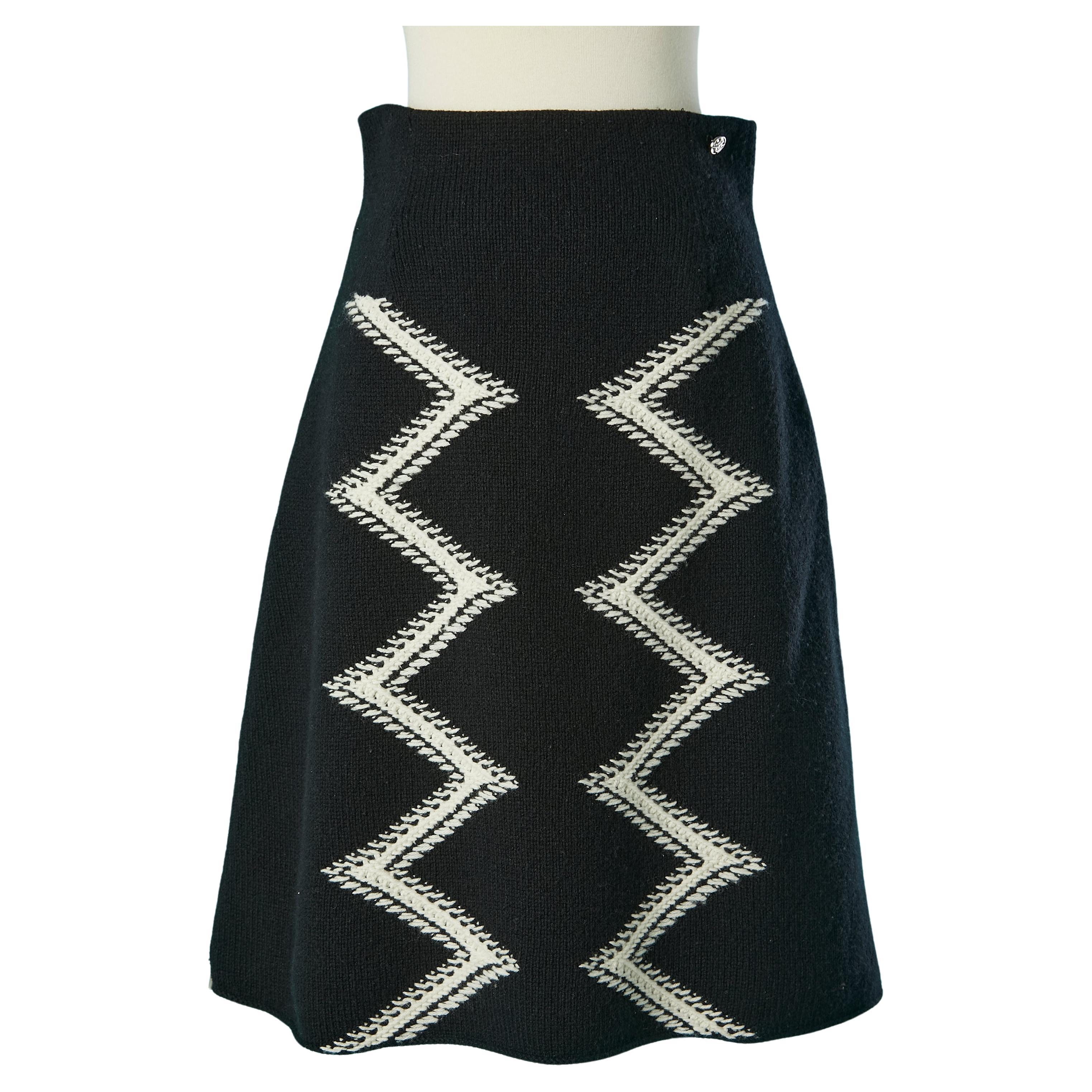 Black&white cashmere knit skirt with zip on both side and graphic lining Chanel  For Sale
