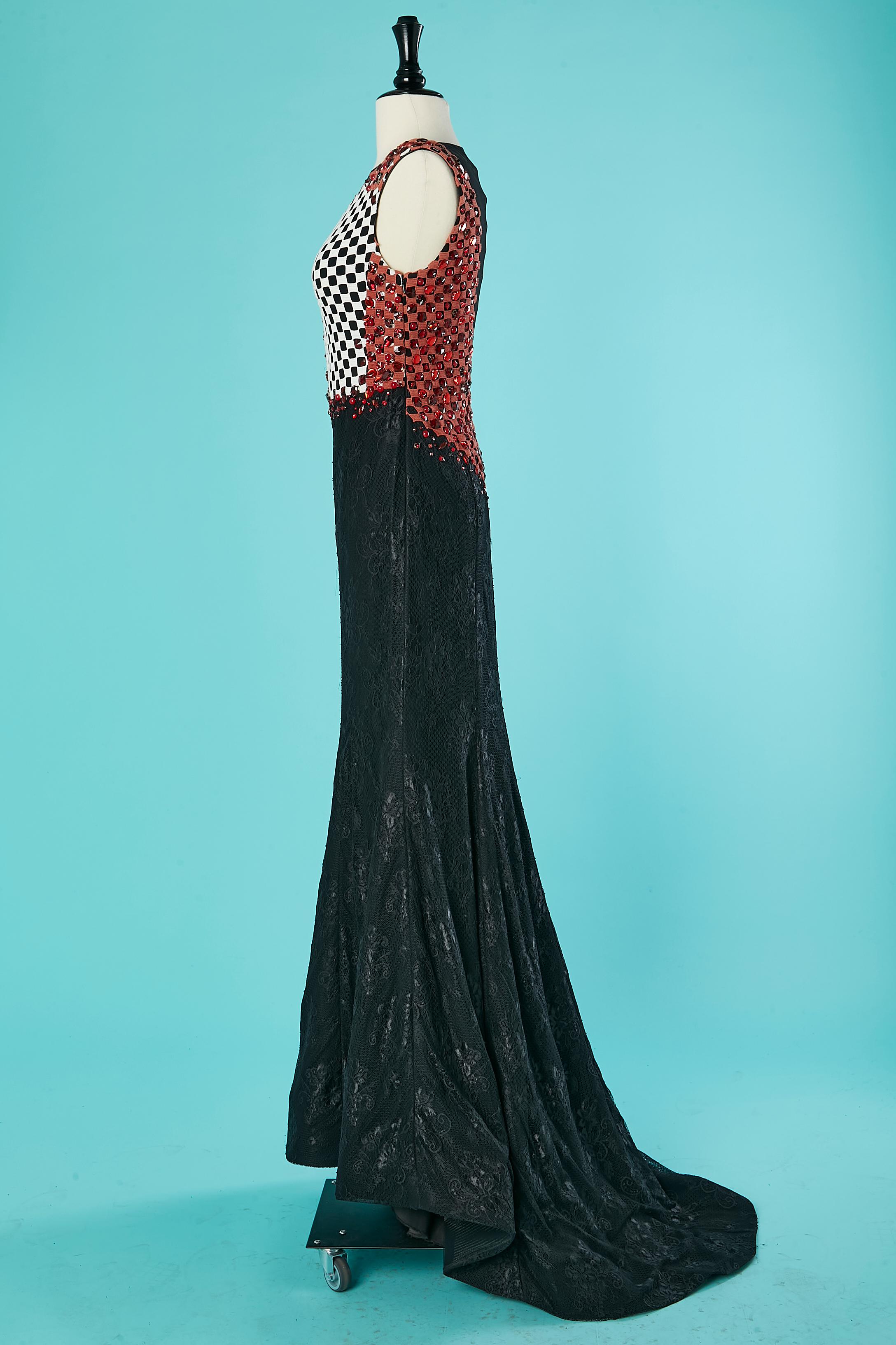 Schwarz-weiß kariertes Abendkleid aus Spitze und Perlenbesatz mit Muster G Mattiolo mit rotem Teppich in Schwarz  im Angebot 2