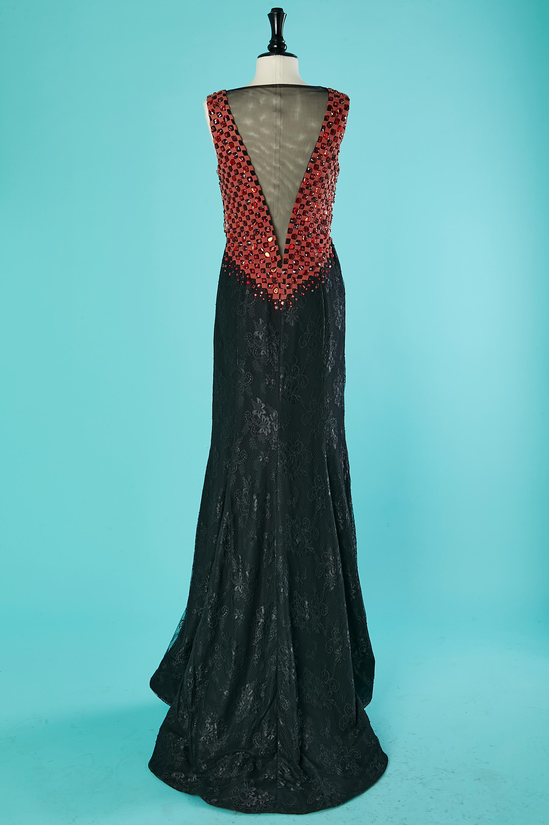 Schwarz-weiß kariertes Abendkleid aus Spitze und Perlenbesatz mit Muster G Mattiolo mit rotem Teppich in Schwarz  im Angebot 4