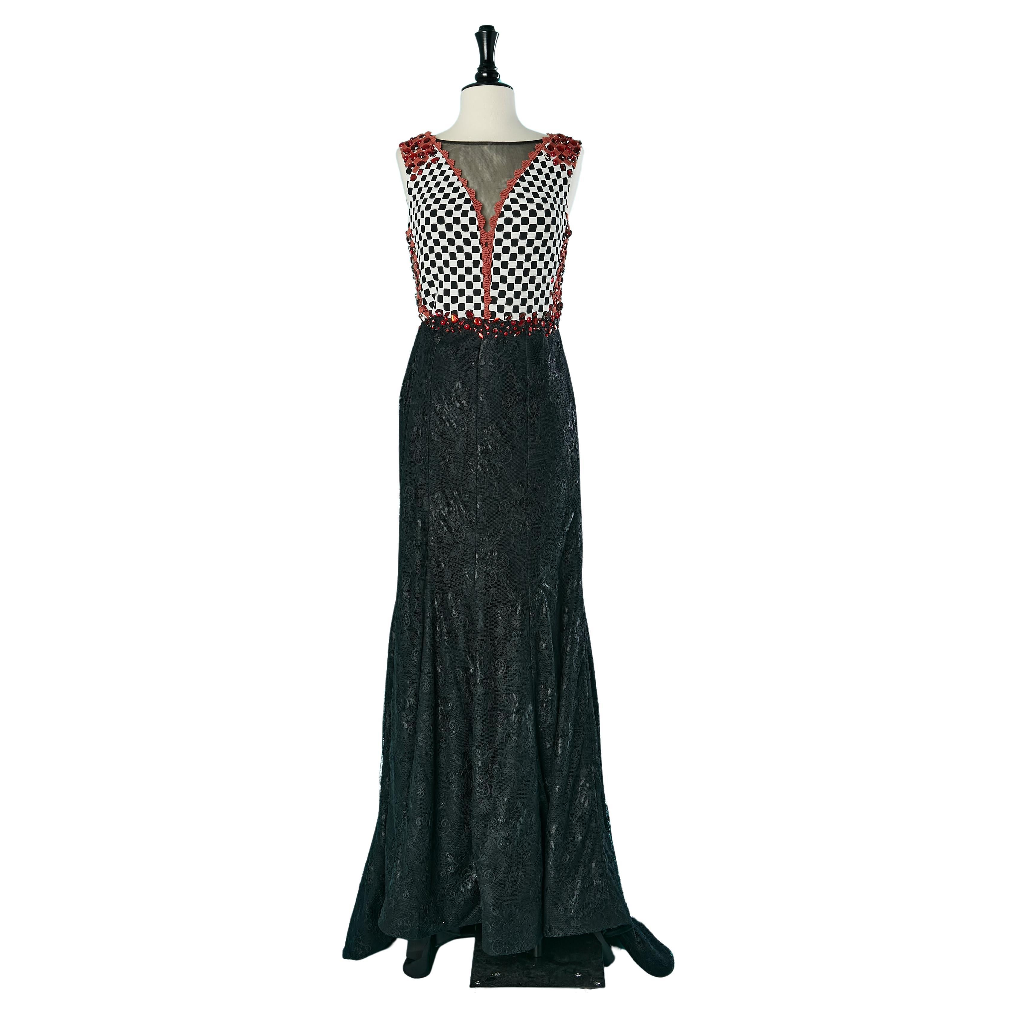 Schwarz-weiß kariertes Abendkleid aus Spitze und Perlenbesatz mit Muster G Mattiolo mit rotem Teppich in Schwarz  im Angebot