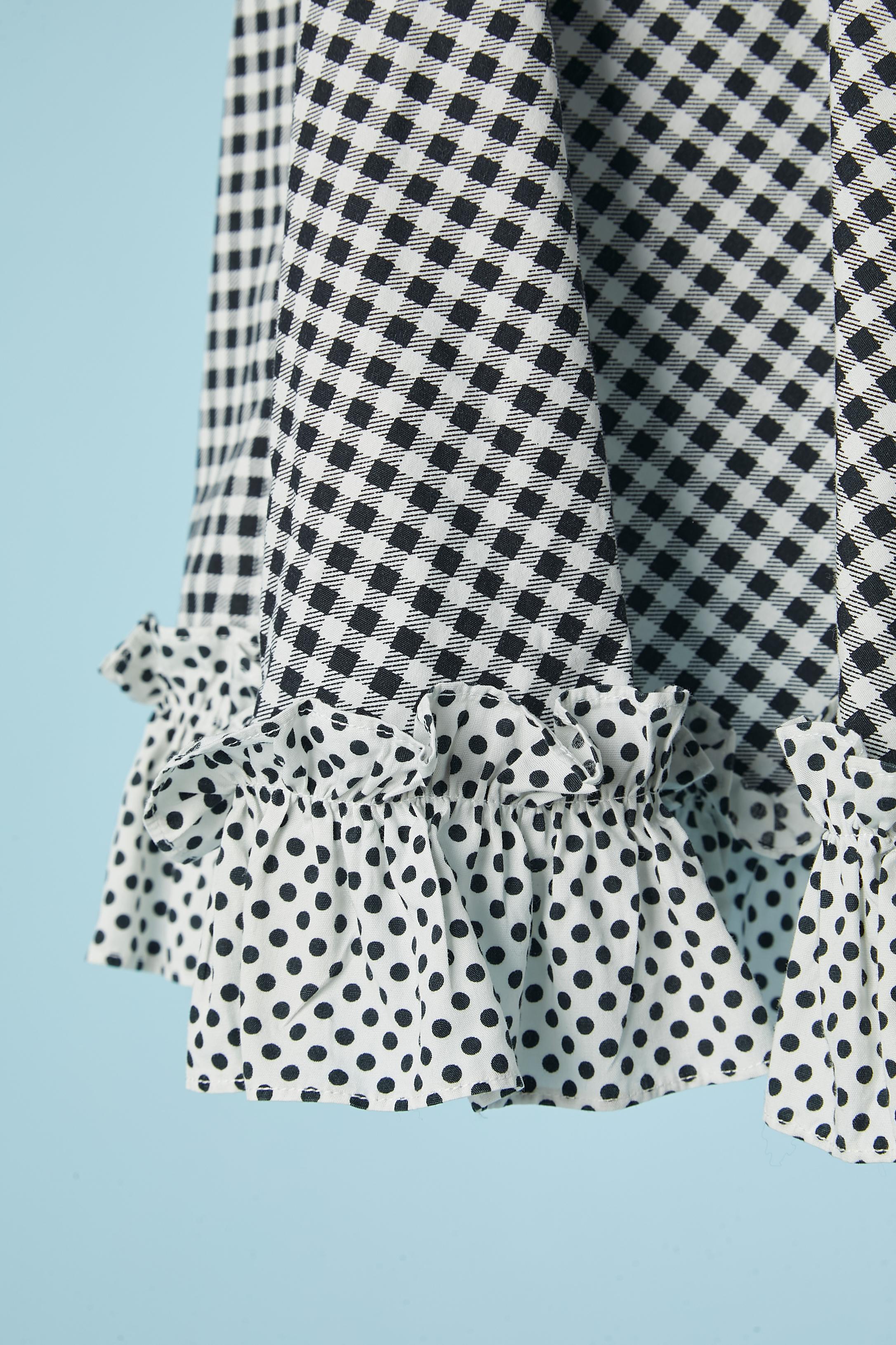 Gonna in cotone bianco e nero con stampa a pois e Vichy. Chiusura con fiocco sul lato sinistro. Balze. 
TAGLIA 34 sull'etichetta ma calza 38 (Fr) M 