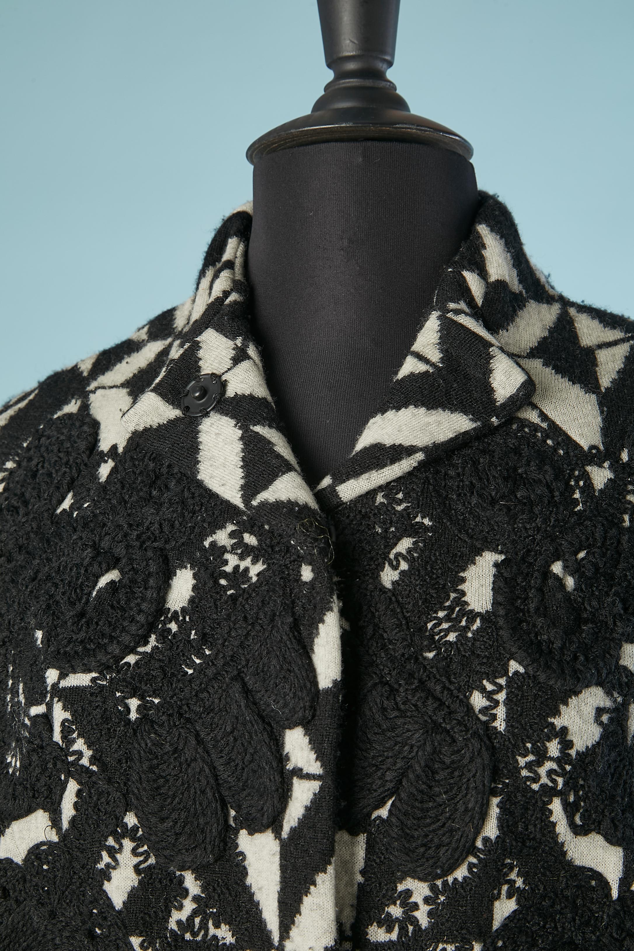 Tricot jacquard noir et blanc avec broderies en fil de laine. Snap au milieu de l'avant. Poches sur les deux côtés. Pas de doublure mais un passepoil à l'intérieur. 
TAILLE L 