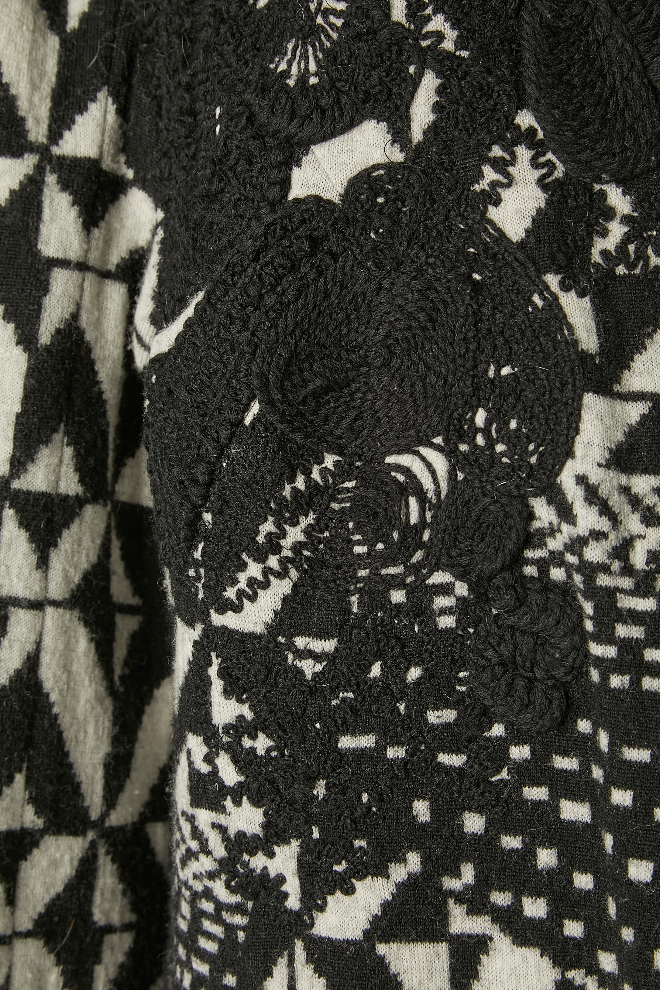 Christian Lacroix tricoté en jacquard noir et blanc avec broderies en fil de laine  Excellent état - En vente à Saint-Ouen-Sur-Seine, FR