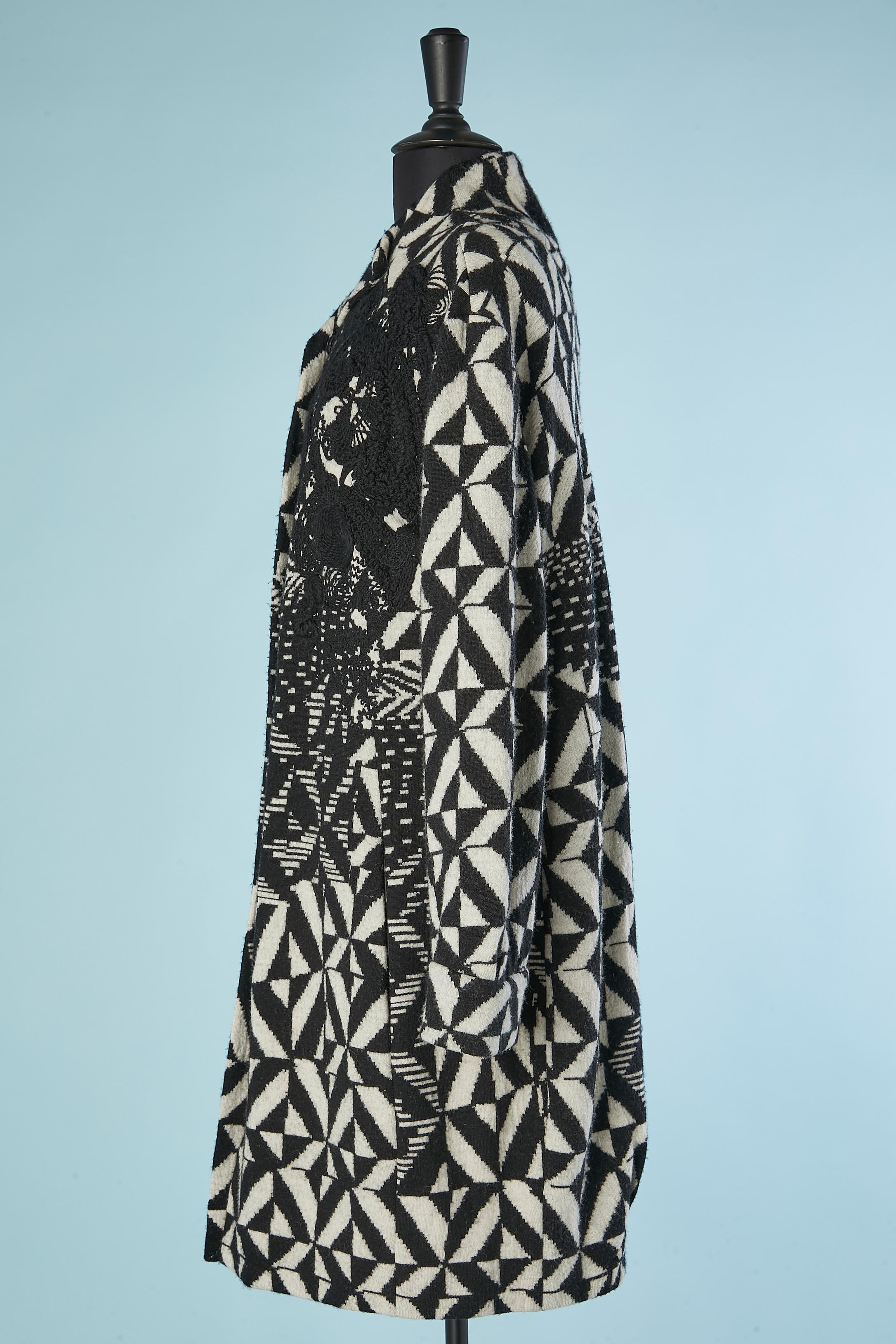 Christian Lacroix tricoté en jacquard noir et blanc avec broderies en fil de laine  en vente 1