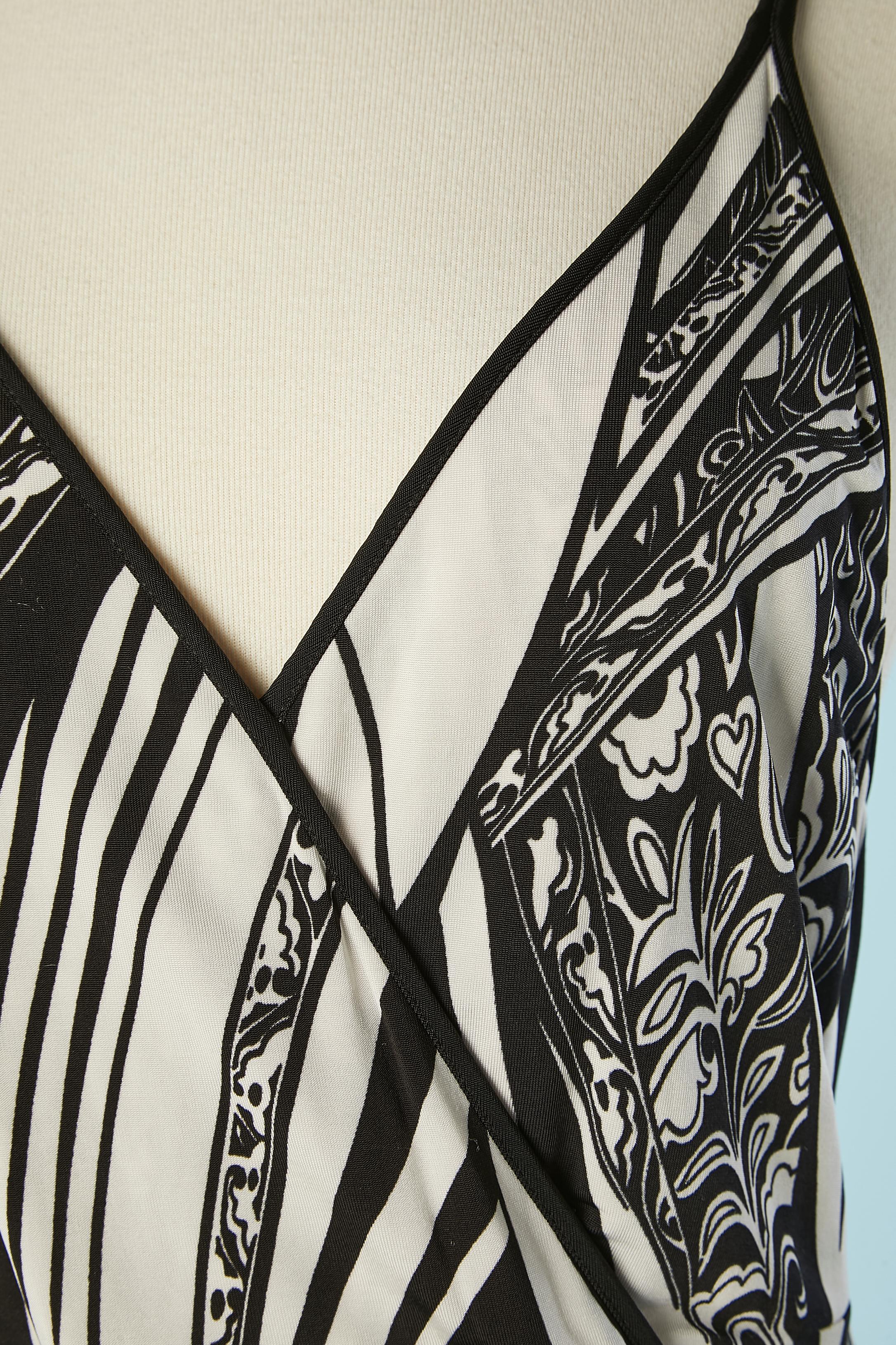 Black&white printed jersey dress.Branded fabric . Fabric composition: 90% rayon, 10% stretch.
Wrap top. NO BRAND tag but authenticity hologram. 
SIZE M