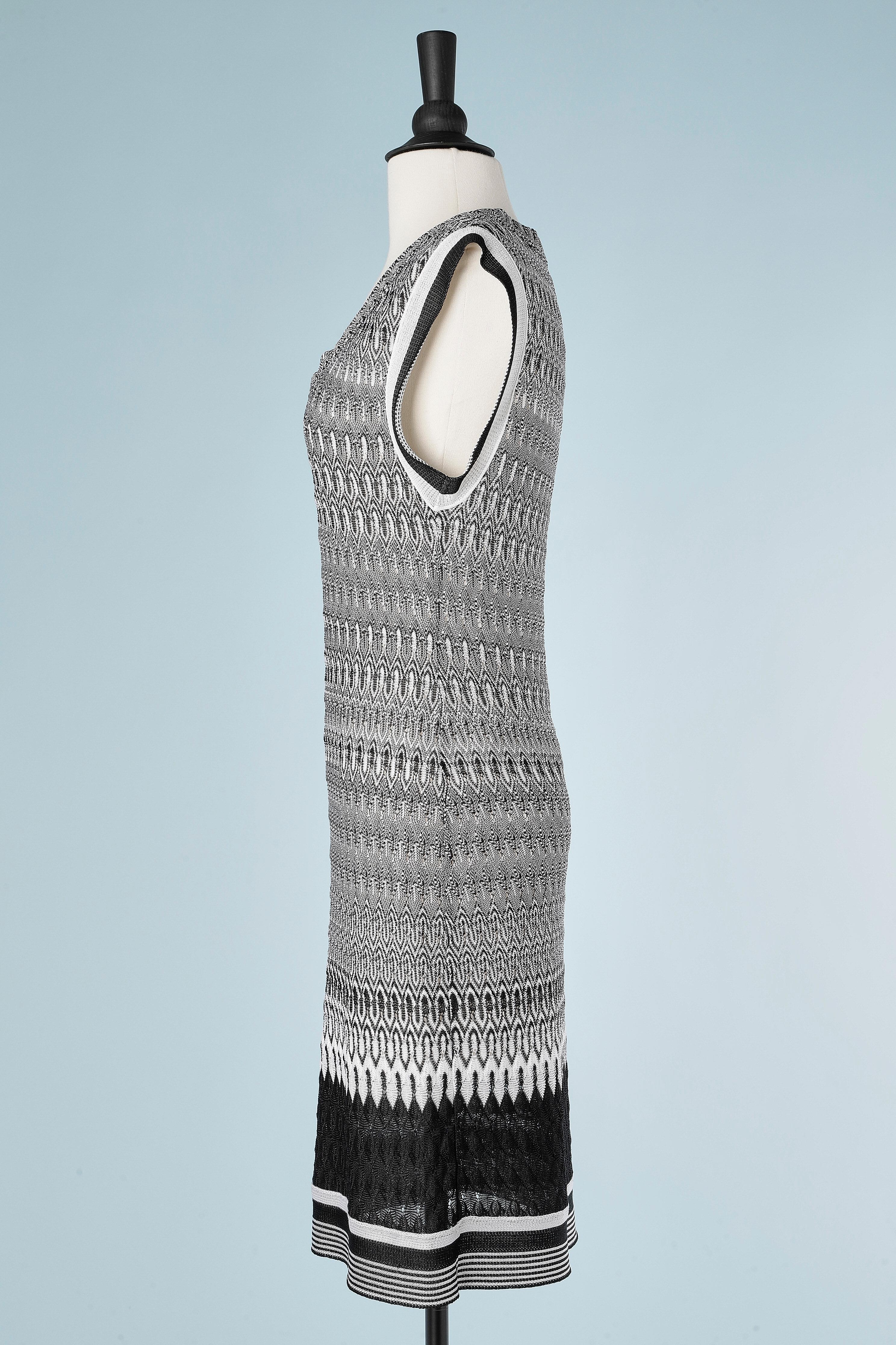 Schwarz-weißes Jacquard-Strickensemble aus ärmellosem Kleid und Strickjacke aus Viskose von Missoni  im Angebot 5
