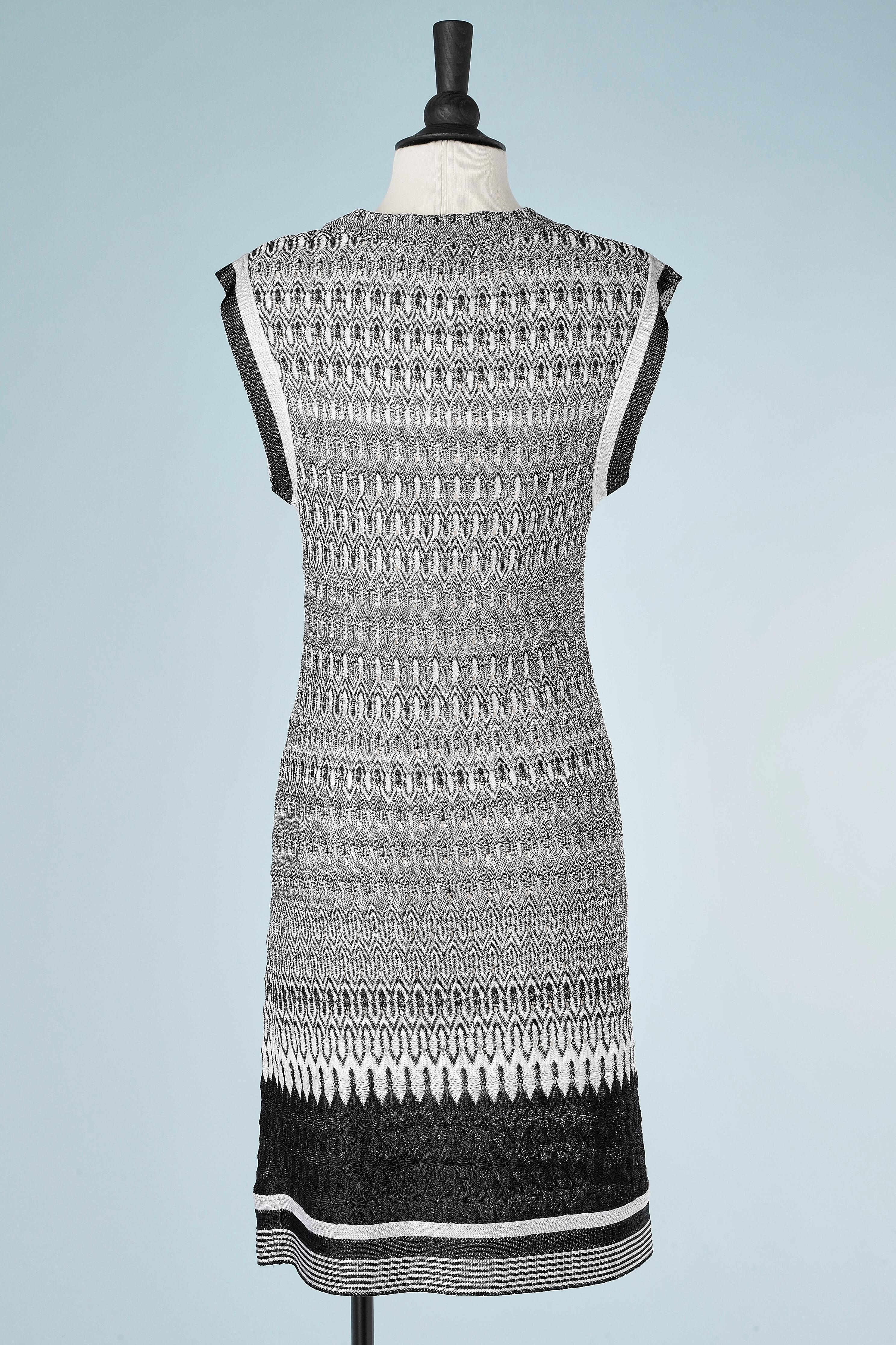Schwarz-weißes Jacquard-Strickensemble aus ärmellosem Kleid und Strickjacke aus Viskose von Missoni  im Angebot 6