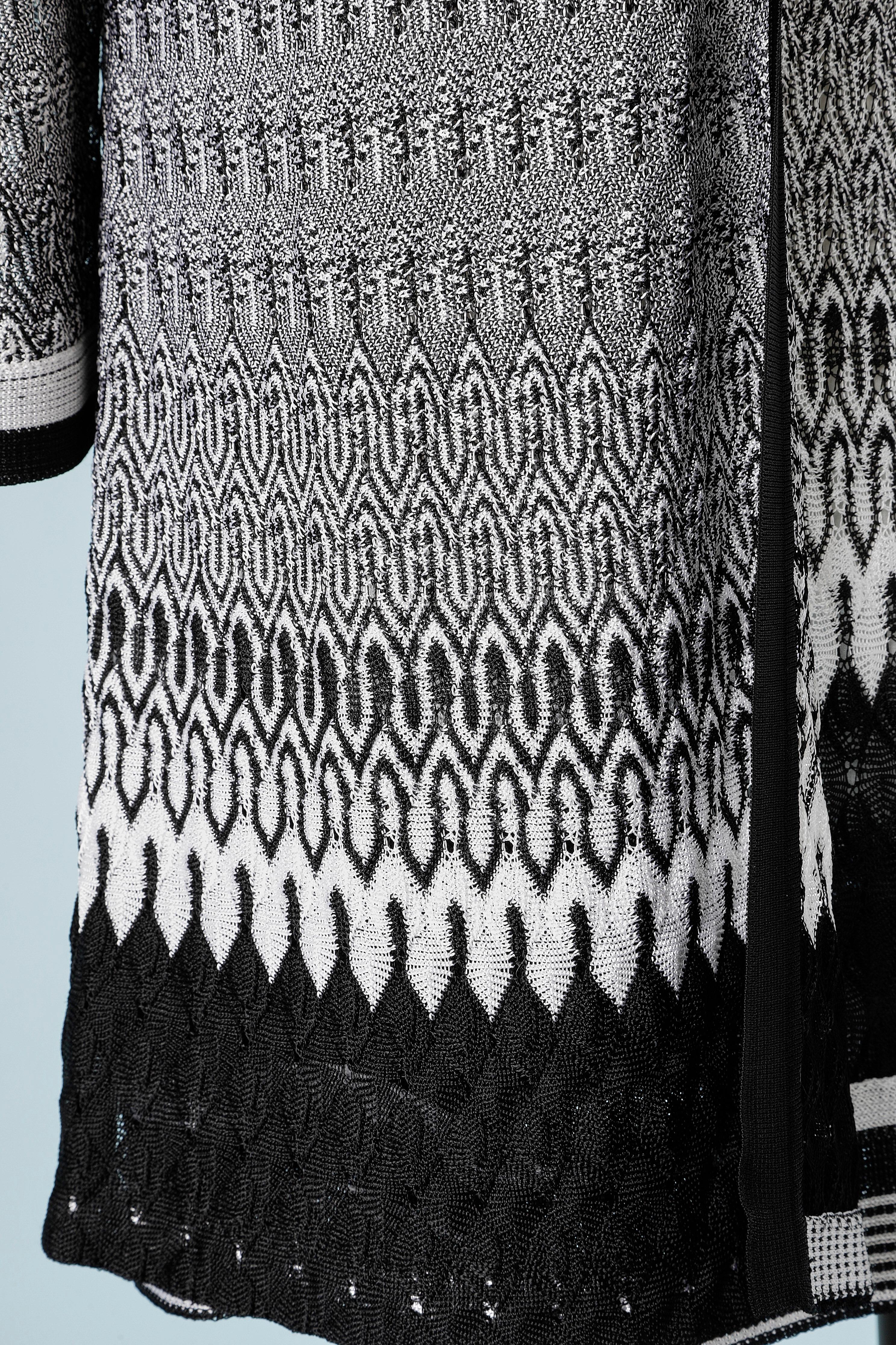 Schwarz-weißes Jacquard-Strickensemble aus ärmellosem Kleid und Strickjacke aus Viskose von Missoni  (Grau) im Angebot