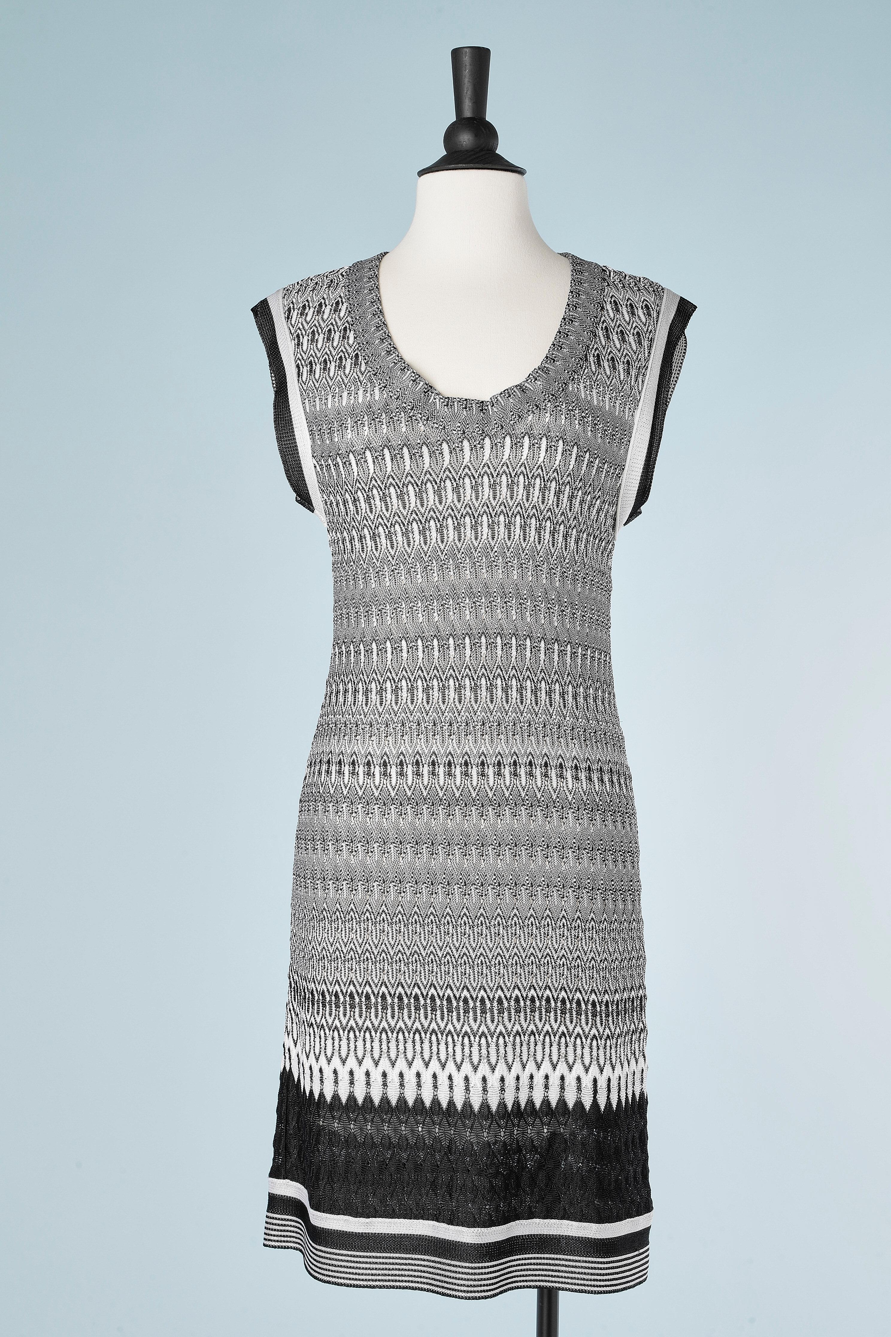 Schwarz-weißes Jacquard-Strickensemble aus ärmellosem Kleid und Strickjacke aus Viskose von Missoni  im Angebot 2