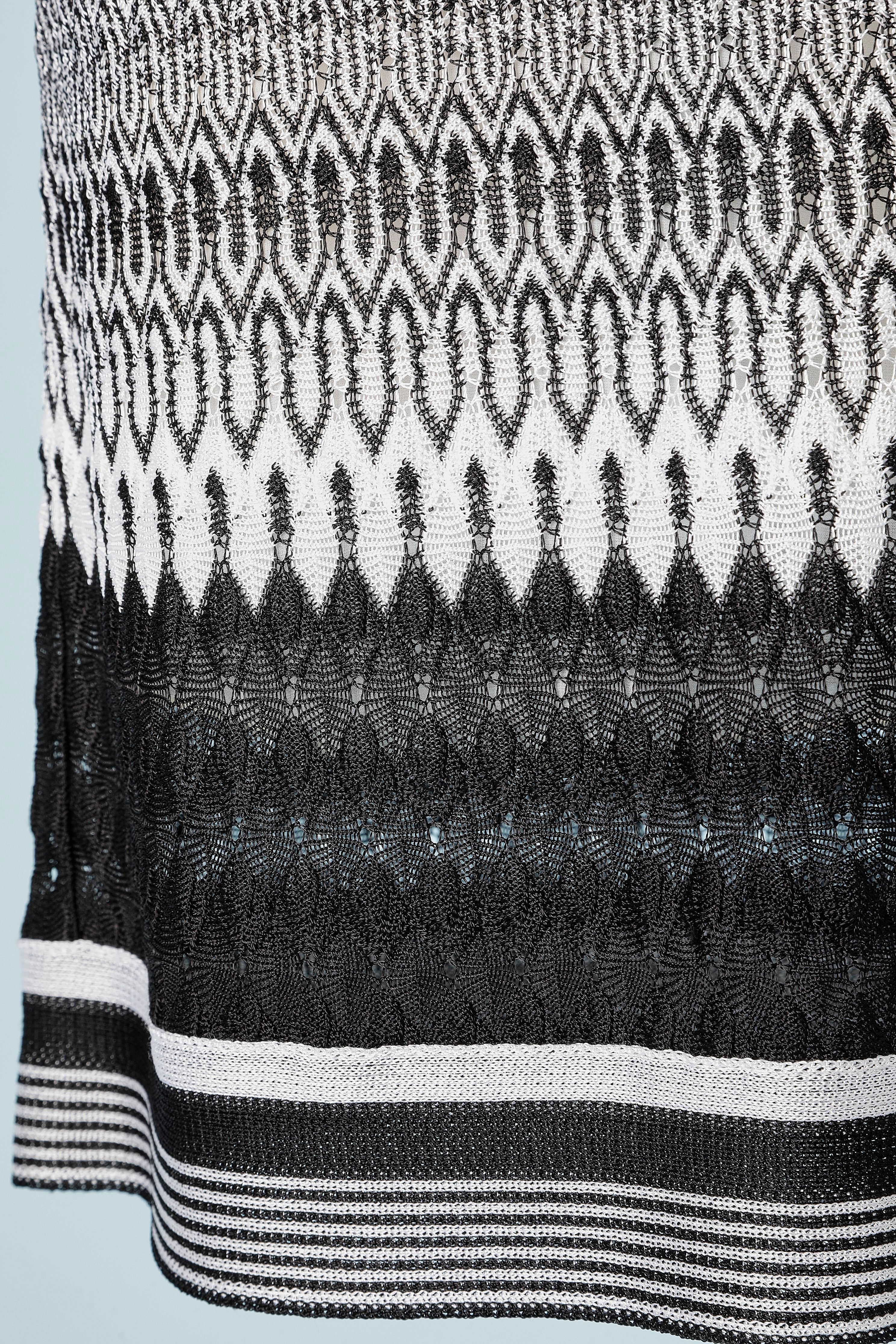 Schwarz-weißes Jacquard-Strickensemble aus ärmellosem Kleid und Strickjacke aus Viskose von Missoni  im Angebot 4