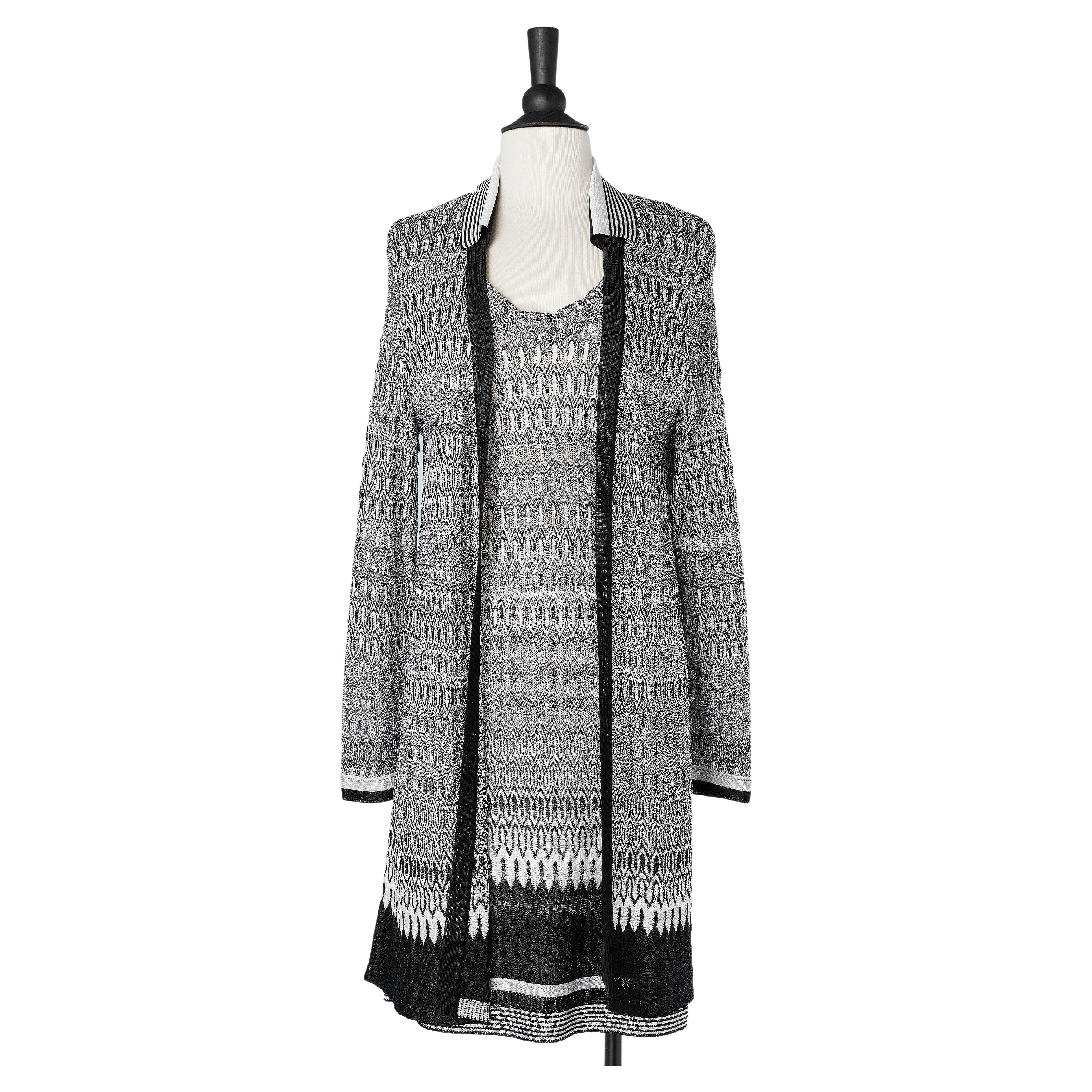 Schwarz-weißes Jacquard-Strickensemble aus ärmellosem Kleid und Strickjacke aus Viskose von Missoni  im Angebot