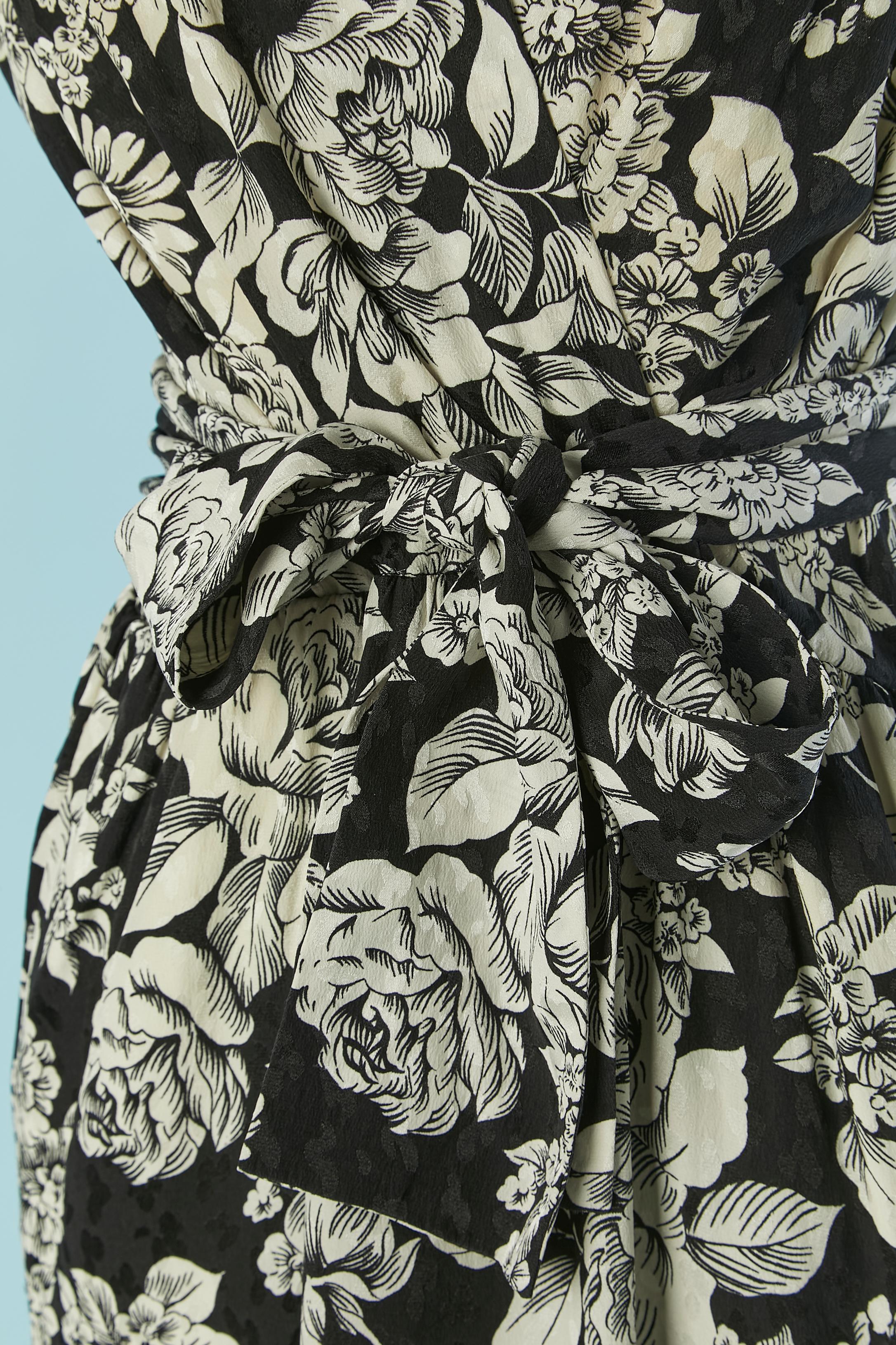Black&white silk jacquard printed dress. Zip closure on the left side. Wrapped on the top front. Elastic waist band and gathers. Fabric belt. pocket on both side. Shoulder-pad. 
SIZE 38 (Fr) M 