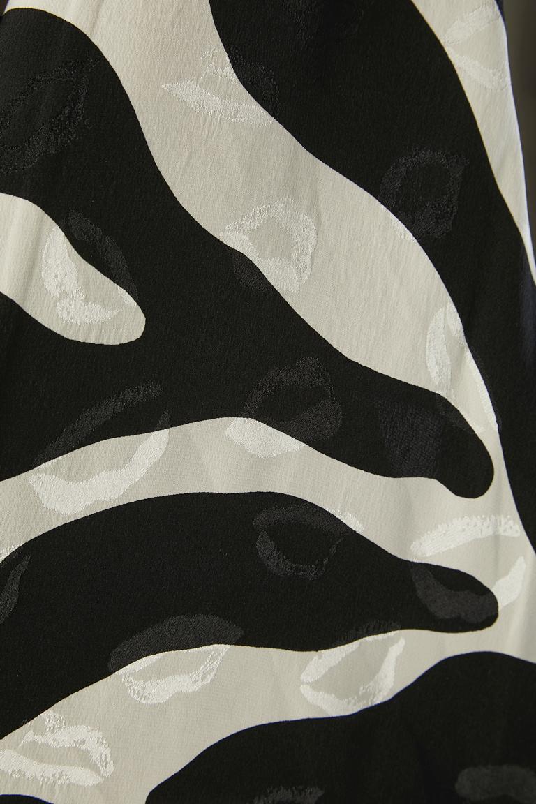 Yves Saint Laurent - Chemise en jacquard de soie noir et blanc avec imprimé zébré  Excellent état - En vente à Saint-Ouen-Sur-Seine, FR