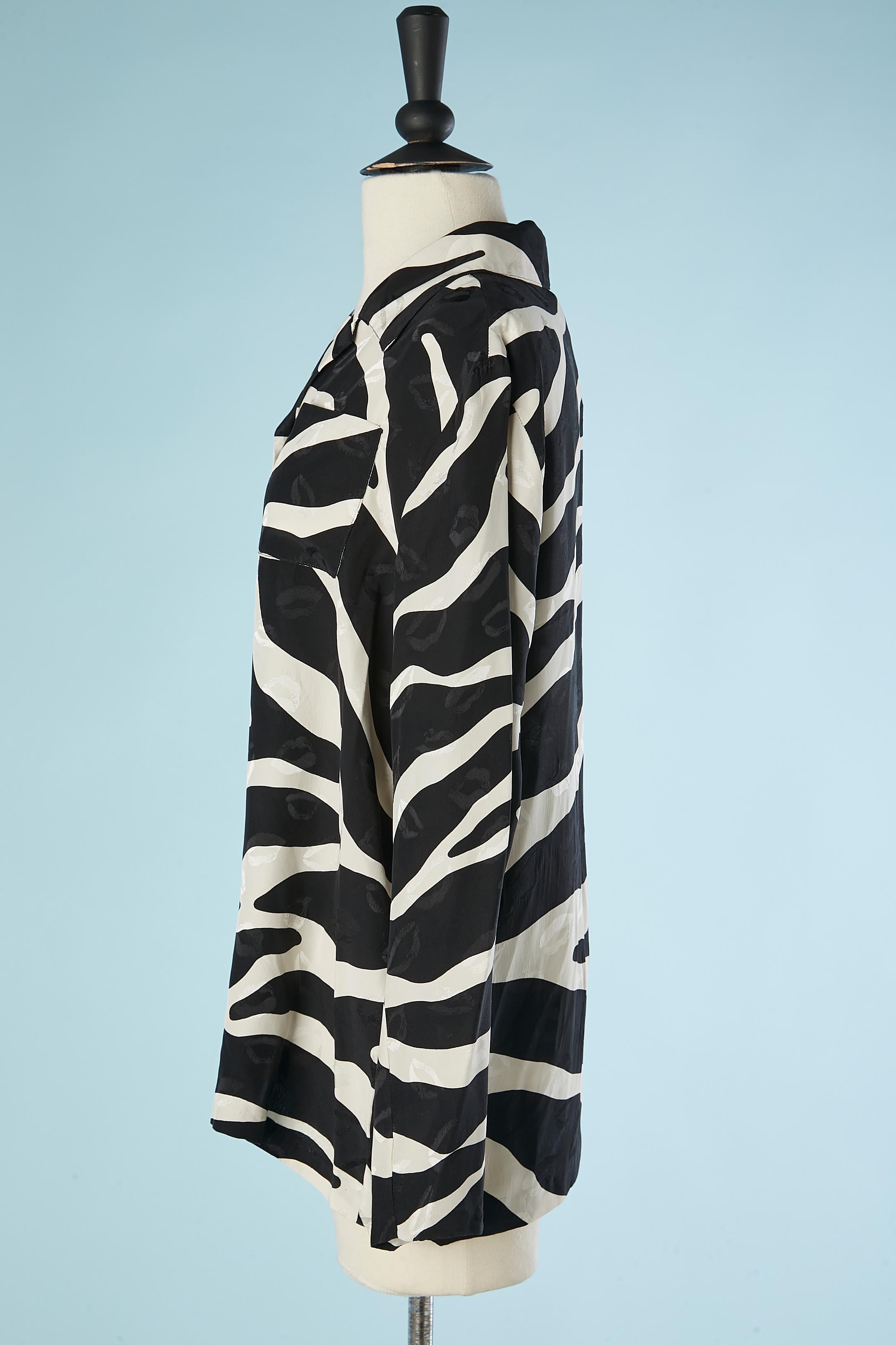 Yves Saint Laurent - Chemise en jacquard de soie noir et blanc avec imprimé zébré  Pour femmes en vente