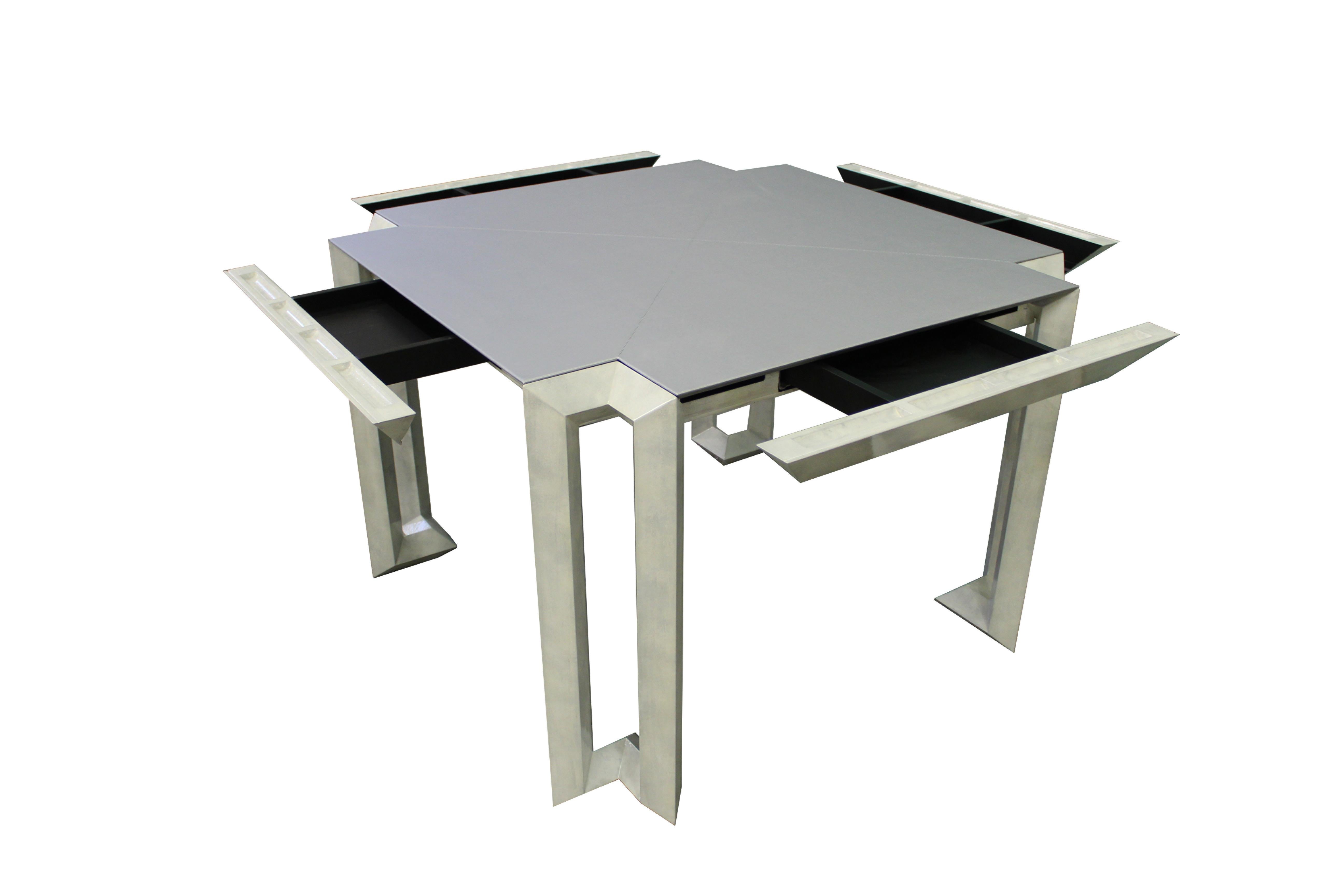 Dieser quadratische Tisch ist nicht nur eine Fläche für Ihre Lieblingsspiele, sondern auch eine praktische Aufbewahrungslösung mit Schubladen an allen vier Seiten. Die Tischplatte ist elegant mit einem weichen und strapazierfähigen Stoff bezogen,