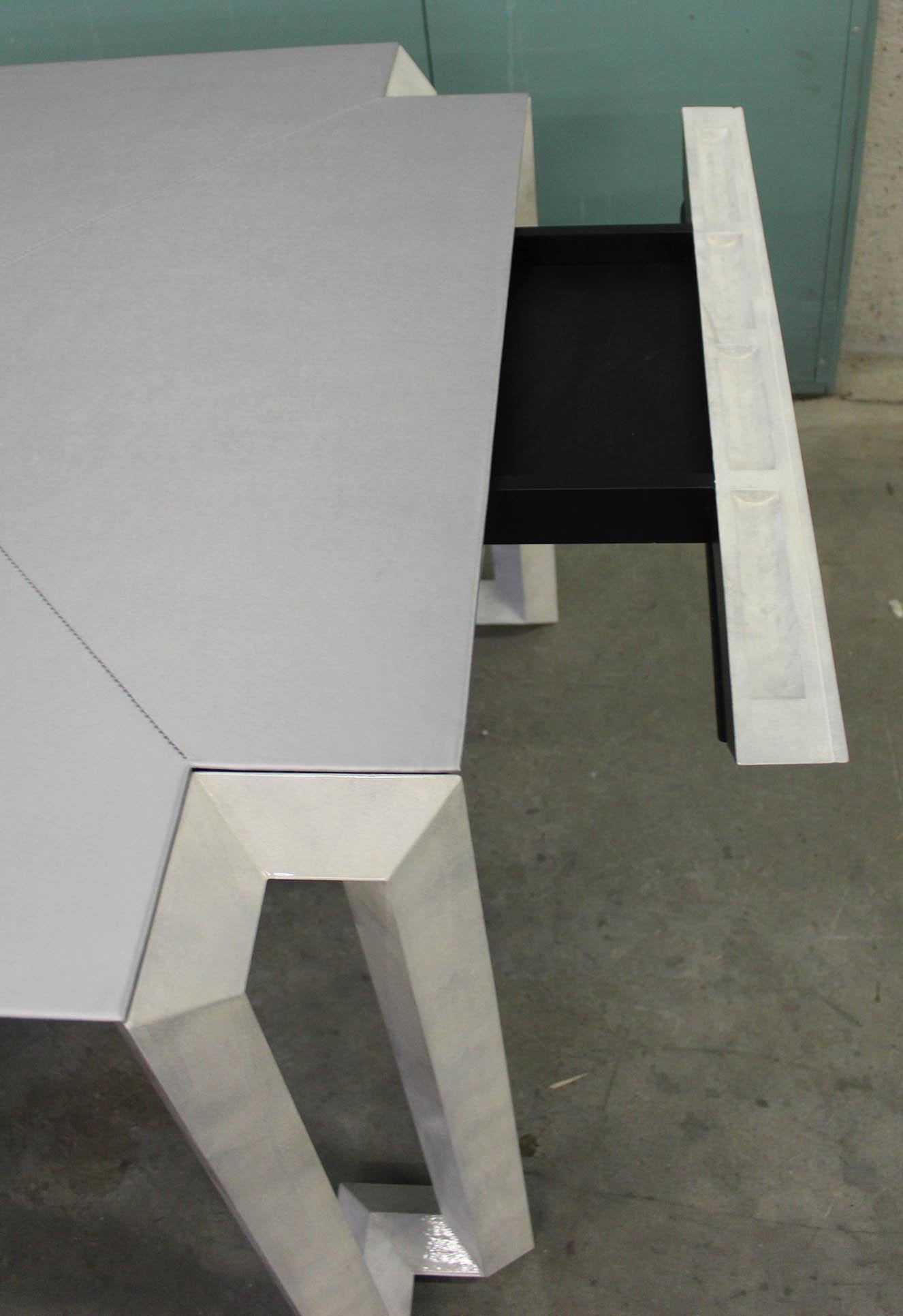 Quadratischer grauer Spieltisch Blade/G mit Schubladen, entworfen von Casamanara im Angebot 2
