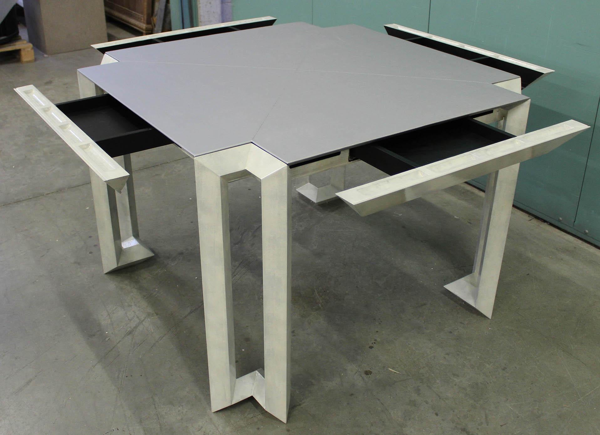 Quadratischer grauer Spieltisch Blade/G mit Schubladen, entworfen von Casamanara im Angebot 3