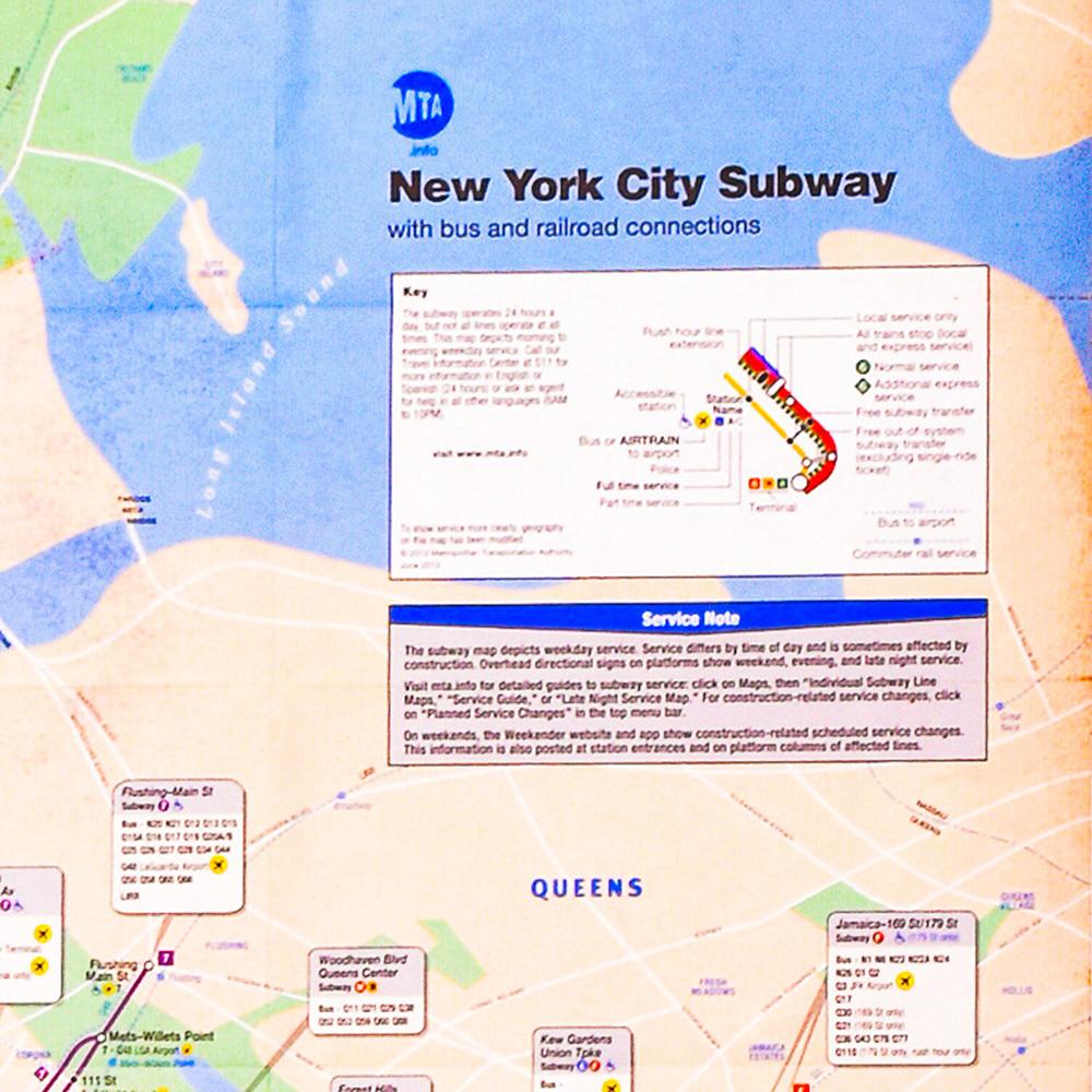 Wunderschönes Gemälde der Graffiti-Legende Blade, Steven Ogburn, auf der NYC MTA Subway Map.
Seine Gemälde auf U-Bahn-Karten sind cool, da Blade auf über 5000 U-Bahn-Zügen gemalt hat, so dass diese nostalgisch und relevant für die Karriere des