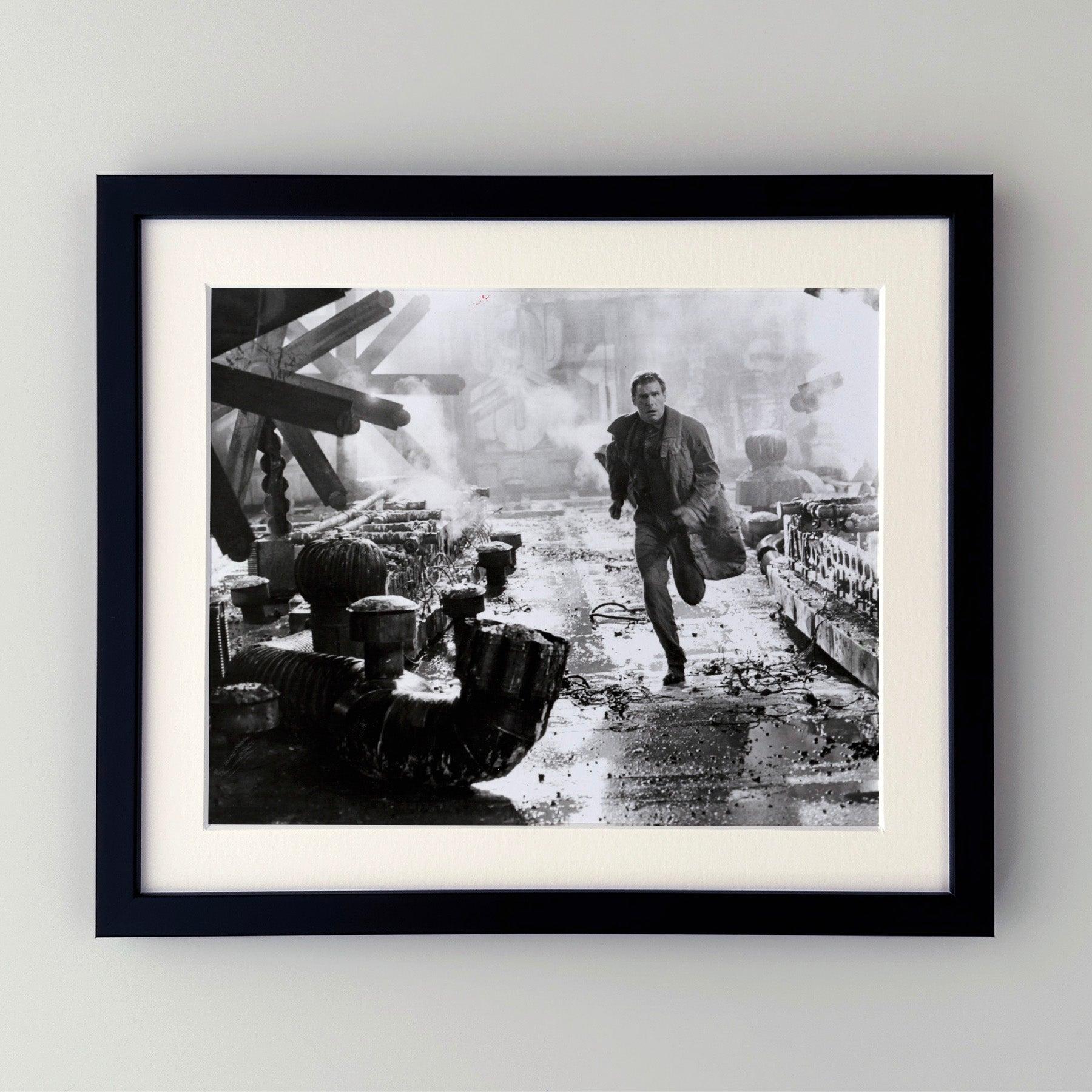 Original 8x10 Zoll Publicity Film Still für Blade Runner (1982) mit Harrison Ford in der Hauptrolle und unter der Regie von Ridley Scott.

Werbefotos (Film/Produktion) wurden erstellt, um die Studios bei der Werbung für ihre neuen Filme zu