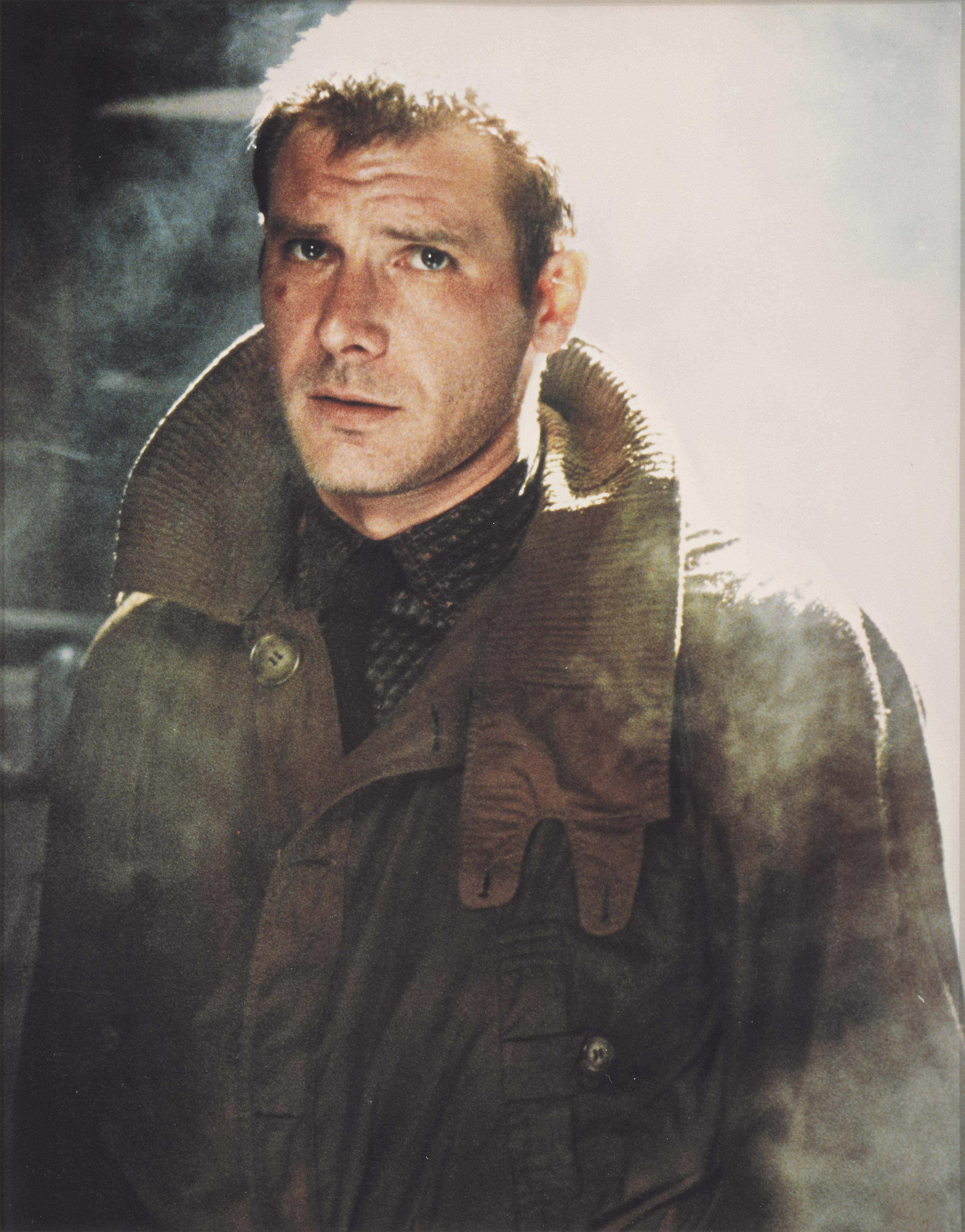 Das große US-Farbfoto zu Ridley Scotts Science-Fiction-Film aus den 1980er Jahren ist ein echter Kult-Klassiker geworden. Fünfunddreißig Jahre später wurde eine Fortsetzung (Blade Runner 2049) gedreht, ebenfalls mit Harrison Ford in der Hauptrolle.