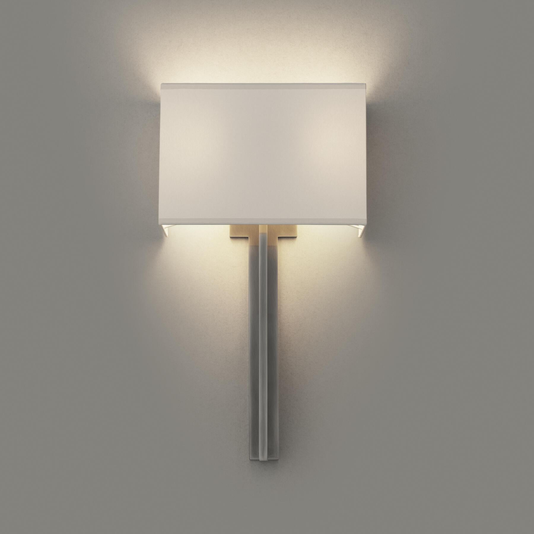 Questo bel pezzo è statuario se visto direttamente, ma ha un'intrigante apertura di profilo e un paralume acquarello su tre lati, che permette di bilanciare il design tradizionale e quello contemporaneo mantenendo una silhouette relativamente